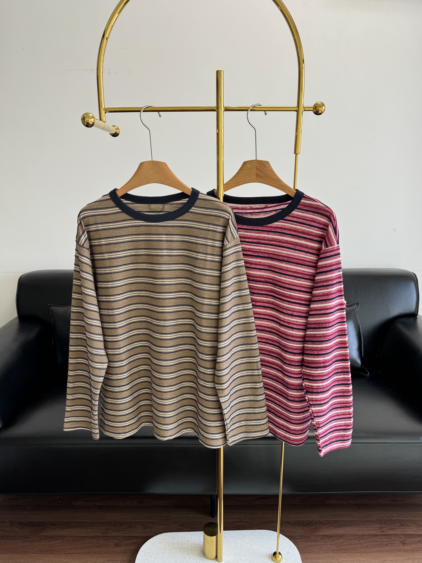 NO:567987,——45r three-dimensional colorful striped long-sleeved t-cotton fabric!  The new color is very special. The color is chao white. When I wear this stripe, I feel Japanese and old-money. I like it more and more. It has a Japanese boyish feel. It can be worn casually and casually to give a casual and fashionable feel. The silhouette is simple and fashionable~ Exquisite and high-end, Japanese-style and old-money relaxed feeling. Pair it with any pair of pants or skirts and feel fashionable. GET one size fits all, skirts, alexander wang19860909——45r 立体彩色条纹长袖t 棉面料！新色很特别的颜色 chao显白 穿上这件条纹感觉自己又日系又老钱,越穿越喜欢 特别有日系少年感 随随便便轻轻松松穿出休闲时髦感 廓形简约时尚大方~ 精致高级,日系又老钱的轻松感 随便配一条裤子或者裙子时髦感GET 码数均码,,skirts,alexander wang,Women's clothing