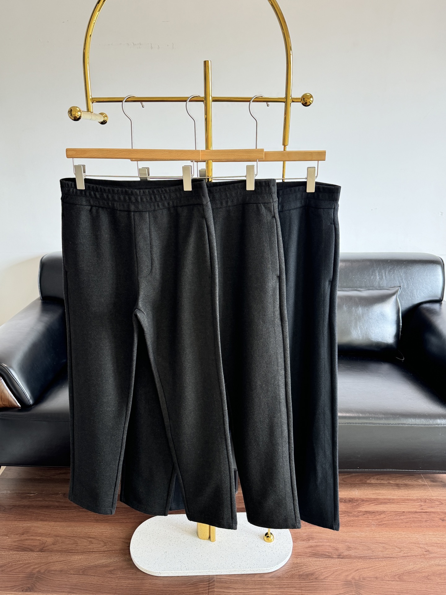 NO:567974,——ZEGNA | Zegna men’s casual cashmere straight trousers. Men, please prepare for autumn and winter!  Made of cashmere wool fabric!  Classic solid color straight trousers, classic, fashionable and versatile, suitable for both business and leisure!  !  A simple and versatile item that is indispensable in the wardrobe, it is convenient and comfortable to wear and very easy to match with fashionable styles~ Size 48 50 52 54,,zegna,alexander wang19860909——ZEGNA | 杰尼亚 男士休闲羊绒直筒长裤 男士朋友秋冬备起来哦！ 采用羊绒羊毛面料！经典纯色直筒长裤,经典时尚百搭商务休闲都可！！衣橱里不可或缺的简洁百搭臻品,穿着便捷舒适又非常极易搭配时尚造型～ 码数48 50 52 54,,zegna,alexander wang,Women's clothing