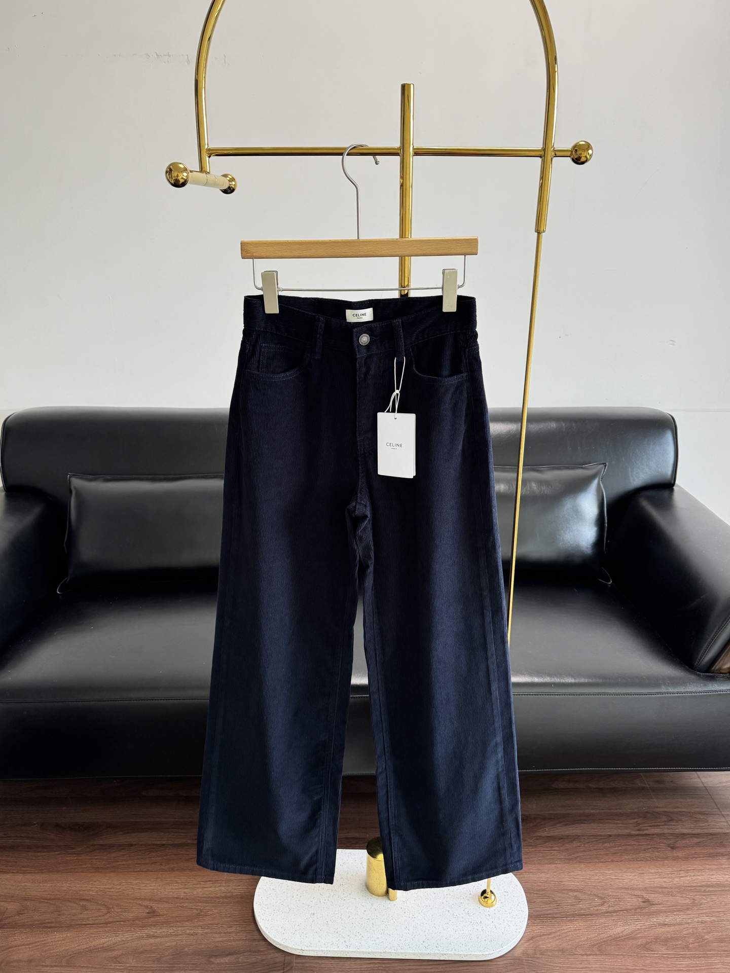 NO:567965,——celine corduroy straight pants When it comes to autumn and winter retro, corduroy, one of the representative elements of retro, will immediately come to mind!  Beautiful and high-end, autumn and winter retro YYDS uses pitted corduroy fabric. The three-dimensional corduroy texture is clearly visible on the surface of the fabric. The full and shiny velvet texture also makes these pants have a good drape. If you want to have a fashionable look and be unique at the same time, of course you can't refuse these menacing corduroy pants!  The legs look long and slim at the same time!  Code number 25-30,,celine,alexander wang19860909——celine 灯芯绒直筒裤 提到秋冬复古,会立马想到复古代表元素之一灯芯绒！ 又美又高级,秋冬复古YYDS 采用坑条灯芯绒面料, 面料表面清晰可见的立体条绒肌理 饱满而富有光泽的绒毛质感 还使得这款裤子拥有良好的垂顺感. 想凹时髦造型 又要别具一格 当然不能拒绝这来势汹汹的灯芯绒裤！ 显得腿长的同时还巨显瘦！ 码数25-30,,celine,alexander wang,Women's clothing