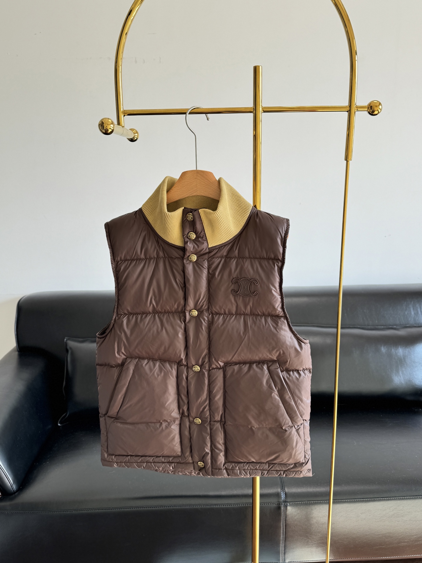 NO:568832,——celine logo embroidered vest. The autumnal Maillard color is white and high-end!  Needless to say about this good looks, the little vest is still very wearable in autumn and winter!  The matching is also very layered, and it is very fashionable when layered!  Cotton filling inside!  Easily balance warmth and fashion, the classic Arc de Triomphe logo is embellished on the chest, and the molded custom hardware accessories have a super texture!  The loose fit is versatile and easy to wear!  It looks great casually paired with a sweatshirt, shirt or base layer~ Size sml, celine, hoodie, sweatshirts, shirts, alexander wang19860909——celine logo刺绣马甲 秋意盎然的美拉德色系显白又高级！这颜值不用多说了吧,秋冬小马甲还是狠实穿的！搭配上还狠有层次感,叠穿就是te别时髦！内里填充棉！保暖与时髦轻松兼顾,胸前经典凯旋门徽标点缀,开模定制五金配饰质感超级赞！宽松版型百搭不挑人！随意搭配卫衣衬衫或者打底都是绝美～ 码数sml,,celine,hoodie,sweatshirts,shirts,alexander wang,Women's clothing