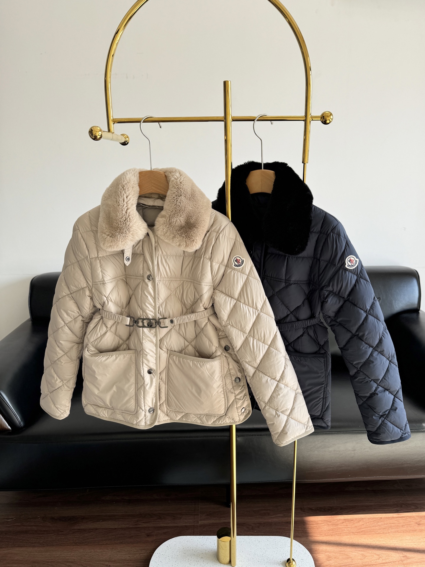 NO:568838,Comes with dust bag - MoncIer｜cygne fur collar down jacket with metal saddle belt to highlight the curves. For casual wear, the side hem can be slit with snap buttons, making it casual and natural ~ filled with duck down inside!  Warm and comfortable, it is specially designed for women with classic tastes. It can switch between workplace heroine and lazy fashion mode with one click. It is so beautiful in actual tests!  Geometric quilting + waistband to pinch the waist, say goodbye to bloat, transform into an hourglass figure in seconds, look as thin as a piece of paper from the side, remove the fur collar for a neat look when commuting｜It ​​adds extravagance instantly, and it smells so good when worn multiple times!  Code number 0 1 2 3,,jackets & coats,down jacket,alexander wang19860909配防尘袋——MoncIer｜cygne 毛领羽绒外套 搭配金属马鞍腰带,更加凸显曲线,休闲穿搭时侧摆按扣可开衩,随性自然～内里填充鸭绒！保暖舒适专为经典品味女士设计,一键切换职场大女主&慵懒时髦精模式,实测美到犯规！几何绗拼接+腰带掐腰,告别臃肿,秒变沙漏身材,侧面看薄如纸片,拆掉毛领是通勤利落感｜装上秒增贵气值,一衣多穿太香！ 码数0 1 2 3,,jackets & coats,down jacket,alexander wang,Women's clothing