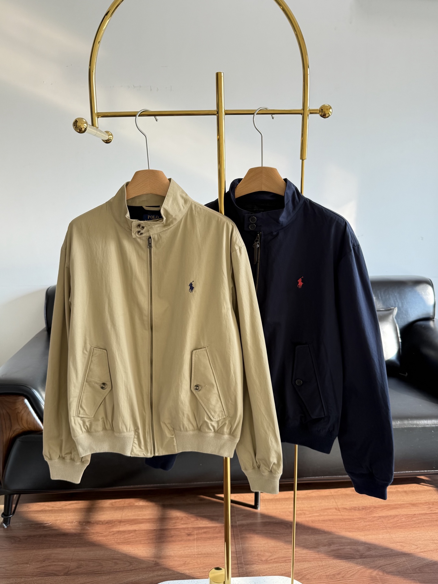 NO:568848,——Ralph Lauren/Ralph Lauren old money style stand collar work jacket  Double-layered cotton, lined with Scottish plaid, full of retro feel! Pony embroidery + stand-up collar design, the details are very textured. Stepped ribbing on the cuffs and hem, custom leather zipper buckle + patina zipper, durable and high-end. The version is loose, the same style for men and women, just right for spring and autumn, it goes well with jeans or loafers~ It can be easily used for daily commuting and leisure, classic but not outdated, and has a taste for travel! Size s-xl,, loro  piana,loafers,jeans,jackets & coats,alexander wang19860909——Ralph Lauren/拉夫劳伦 老钱风立领工装夹克 双层棉布,内衬苏格兰格纹,复古感满满!小马刺绣+立领设计,细节超有质感计.袖口和下摆阶梯式罗纹,定制真皮拉链扣+铜锈拉链,耐用又高级.版型宽松,男女同款,春秋穿刚刚好,搭牛仔裤或乐福鞋都很出彩~日常通勤、休闲都能轻松驾驭,经典不过时,越穿越有味道! 码数s-xl,,loro piana,loafers,jeans,jackets & coats,alexander wang,Women's clothing