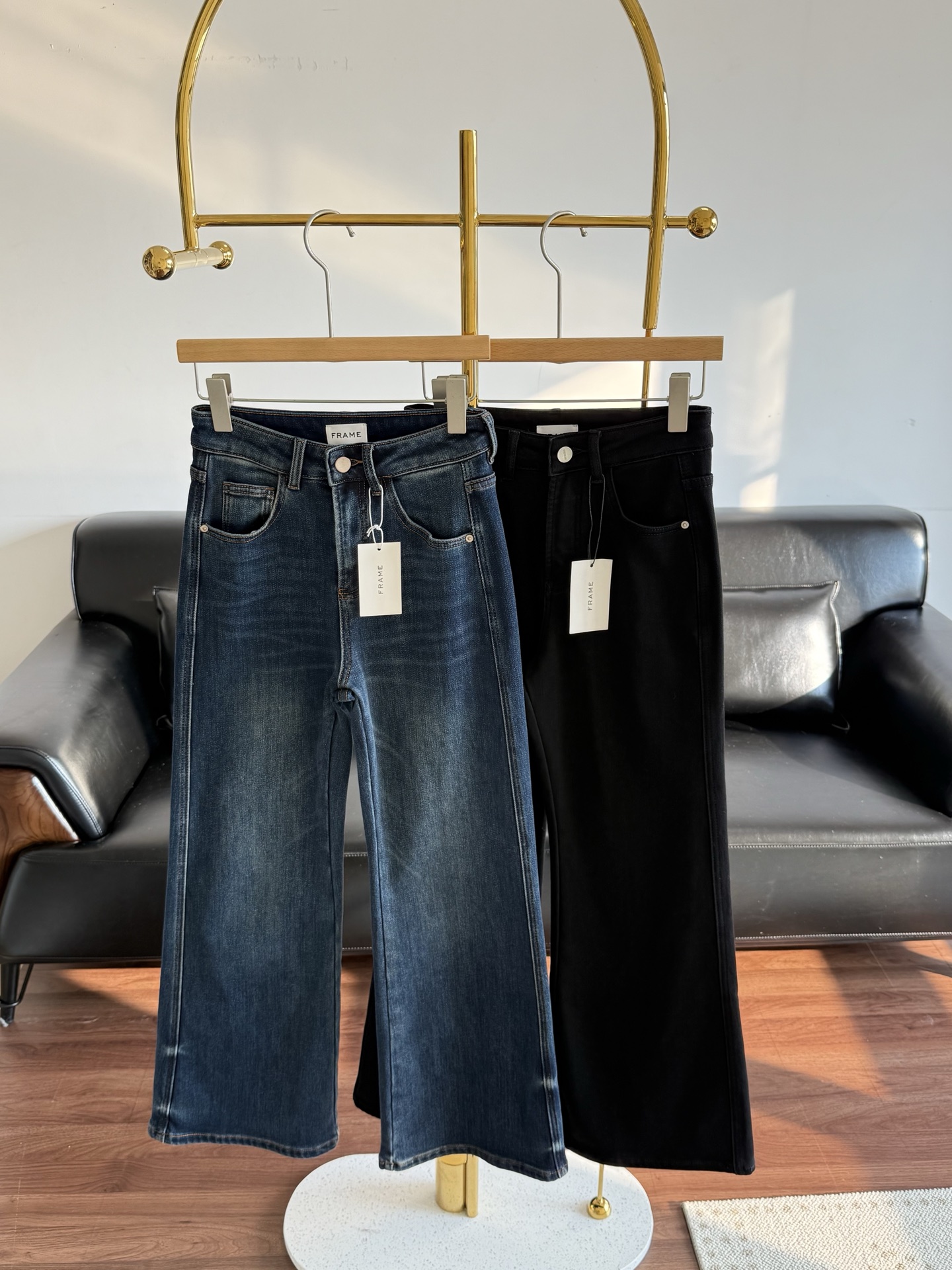 NO:568831,——Frame high-waist stretch plus velvet (moderate velvet) flared jeans. High-quality denim fabric imported from Turkey. Super soft and waxy to the touch, moderate elasticity, high elasticity, excellent rebound, and no sense of restraint on the upper body!  It feels very good against the skin. It is the best of the low-end products on the market that get hard after just a few wears!  A pair of bell-bottom trousers with a good shape. The bell-bottom trousers effect starts from below the knee, covering the thick or not straight legs, making the legs look perfect. The trousers are wrapped around the thighs and then flared, so they are very slim and feminine. The high-waist design is very comfortable to wear and covers the belly. Putting this on, your legs will become longer immediately, making your legs look good and very slim!  Size s-2xl black blue 2 colors,jeans,alexander wang19860909——Frame 高腰弹力加绒（适中绒）喇叭牛仔裤 土耳其进口高品质的牛仔面料 触感超柔糯,松紧适度, 高弹力 回弹出色,上身零束缚感！亲肤感很好. 秒杀市面穿几次就发硬的low货！ 裤型很好的一款喇叭裤 膝盖下面开始喇叭裤效果, 遮住 小腿粗或者不挺,显得腿型完美 大腿这边包腿然后再喇叭的裤型, 所以非常显瘦,又有女人味 高腰设计,穿上非常舒适,遮肚子. 这款穿上立马大长腿, 显得腿型很好,非常显瘦！ 码数s-2xl 黑色 蓝色2色,,jeans,alexander wang,Women's clothing
