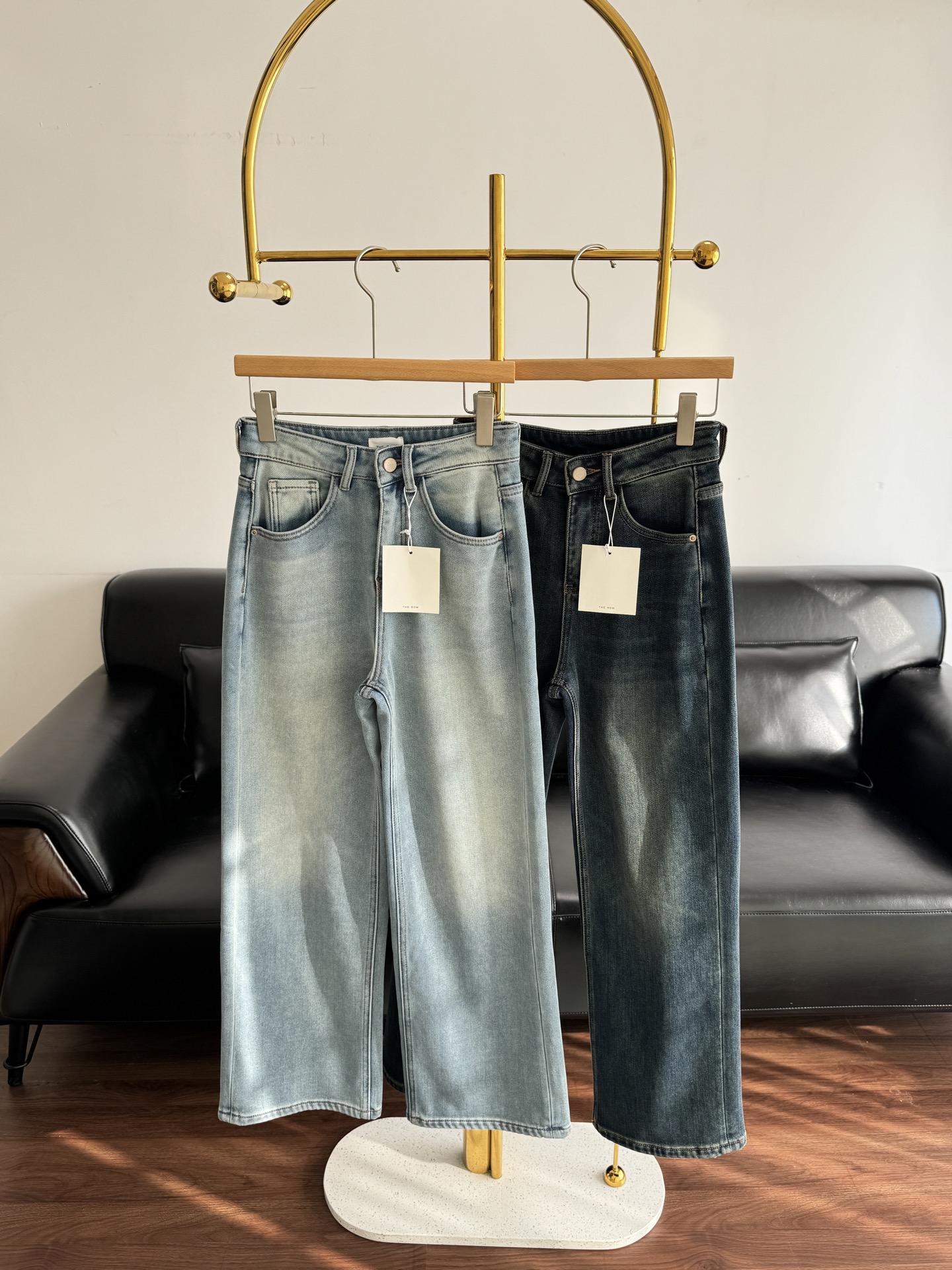 NO:569959,——THE ROW straight-leg plus velvet (moderate velvet) jeans, a must-have in autumn and winter, the best jeans to wear in autumn and winter!  It's loose and slim, the upper body is cool and handsome, and it's a bit artistic. In short, it's modern and fun!  Turkish denim fabric!  It feels very soft and waxy with flocking on the inside!  The loose trousers are not visible even if you wear long johns. It is a treasure item that can keep you warm in the south and resist the cold in the north! It is fashionable and practical to wear!  The version is not too wide and has just the right amount of slack!  The upper body is casual and lazy, but irreplaceably fashionable ~ the entire line is naturally narrowed, and the hip line is faintly lifted!  Don’t pick your leg shape!  Don't pick your height, size s-2xl,,jeans,alexander wang19860909——THE ROW直筒加绒(适中绒)牛仔裤 秋冬必备款最好穿的秋冬氛围感牛仔裤！宽松显瘦,上身飒爽帅气,又有几分文艺范,总之,摩登又好玩！土耳其牛仔面料！手感非常软糯内里植绒！宽松的裤脚就算穿上秋裤也看不出来哒~南方保暖北方抗寒时尚又实穿的宝藏单品！ 版型不会特别宽大恰到好处的松弛感！上身随意慵懒,却又时髦的无可替代～整个线条感是自然的收窄,臀线倒隐隐的提上去了！不挑腿型！不挑身高 码数s-2xl,,jeans,alexander wang,Women's clothing