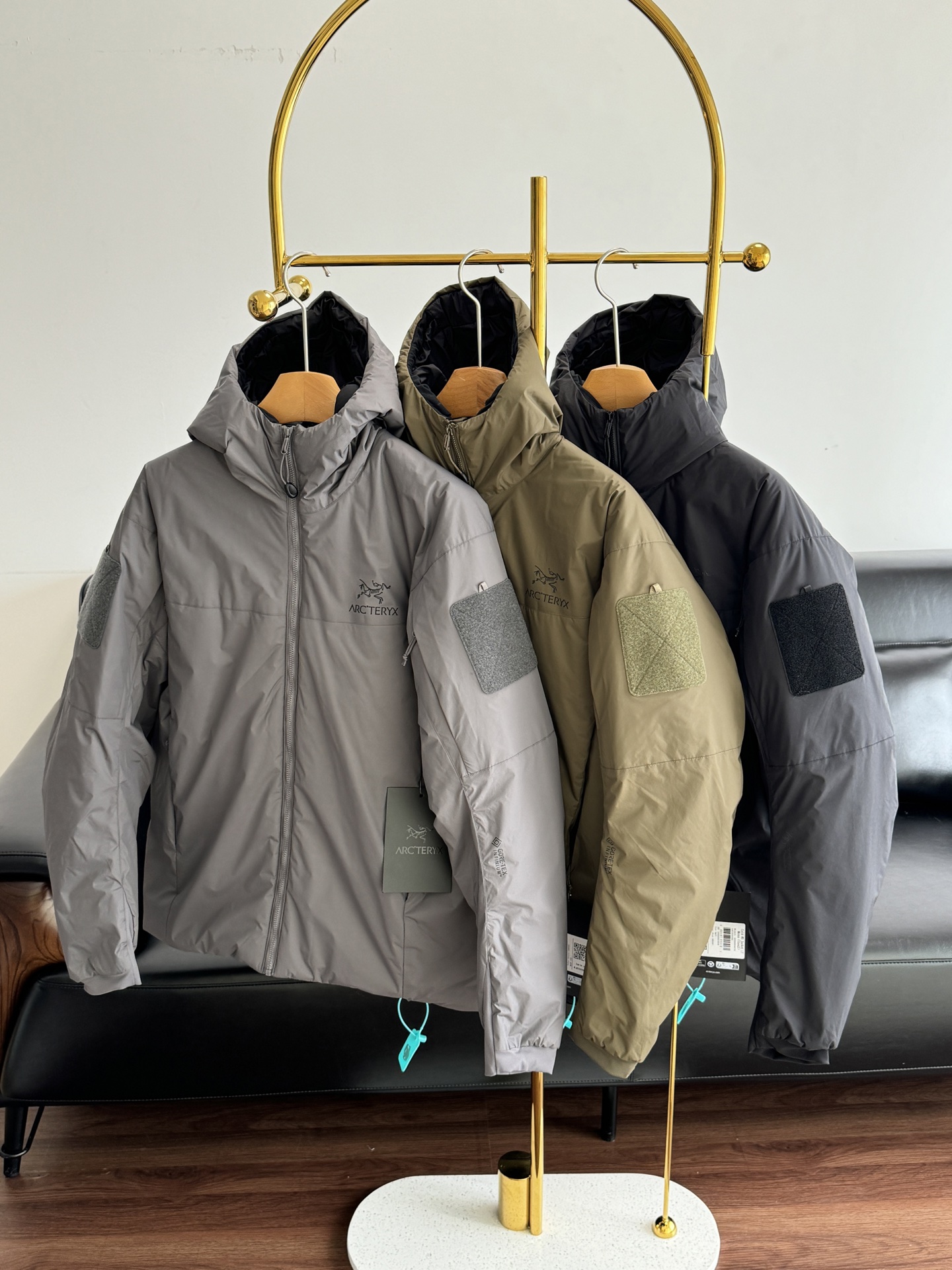 NO:569971,——Arc'teryx hooded cotton jacket filled with Coreloft cotton!  Full marks for warmth! The outer layer is windproof and waterproof, suitable for outdoor and commuting. The loose flight jacket version has Velcro on the sleeves and arms, which can be freely matched. It is practical and fashionable. The inner lining is a storage bag, which is super convenient for storage. The gray color is low-key and versatile. It goes great with inner wear or outdoor items of the same color. A must-have for winter outdoor activities! Size xs-2xl, arc'teryx, jackets & coats, hats, alexander wang19860909——始祖鸟 连帽棉服夹克 填充Coreloft棉！保暖力满分!外层防风防水,适合户外和通勤.宽松飞行夹克版型,袖臂有魔术贴,可自由搭配,实用又时髦计.内衬收纳袋,收纳超方便,灰色低调百搭,搭配同色系内搭或户外单品都很赞,冬季户外活动必备! 码数xs-2xl,arc'teryx,jackets & coats,hats,alexander wang,Women's clothing