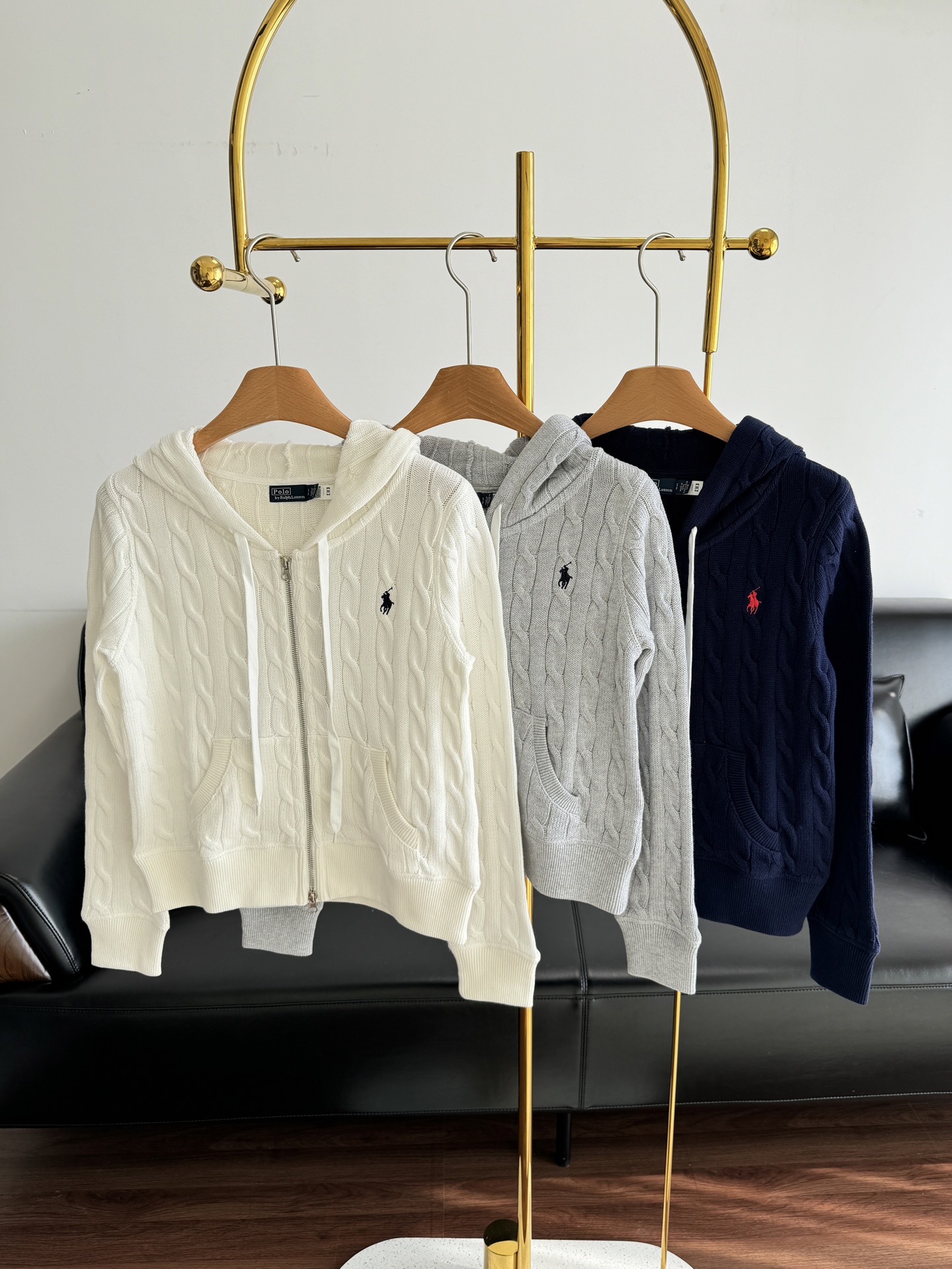 NO:569952,——Ralph Lauren hooded knitted jacket. The American casual style is perfect. It is full of casualness and a little handsome. It is a must-have item for autumn and winter!  The hooded design is age-reducing and practical. It is windproof and warm. The zipper closure is easy to put on and take off. The styles are versatile. The pure cotton knitted material is soft and skin-friendly. It is not bulky. The version is loose and moderate. It hides the flesh and makes you look slim. Size sml,,jackets & coats,hats,alexander wang19860909——拉夫劳伦 连帽针织外套 美式休闲风拿捏得死死的 休闲感十足又带点小帅气 秋冬必备实穿单品！ 连帽设计减龄又实用 防风保暖 拉链开合方便穿脱 造型多变 纯棉面料针织材质柔软亲肤 不臃肿 版型宽松适中 藏肉显瘦 码数sml,,jackets & coats,hats,alexander wang,Women's clothing