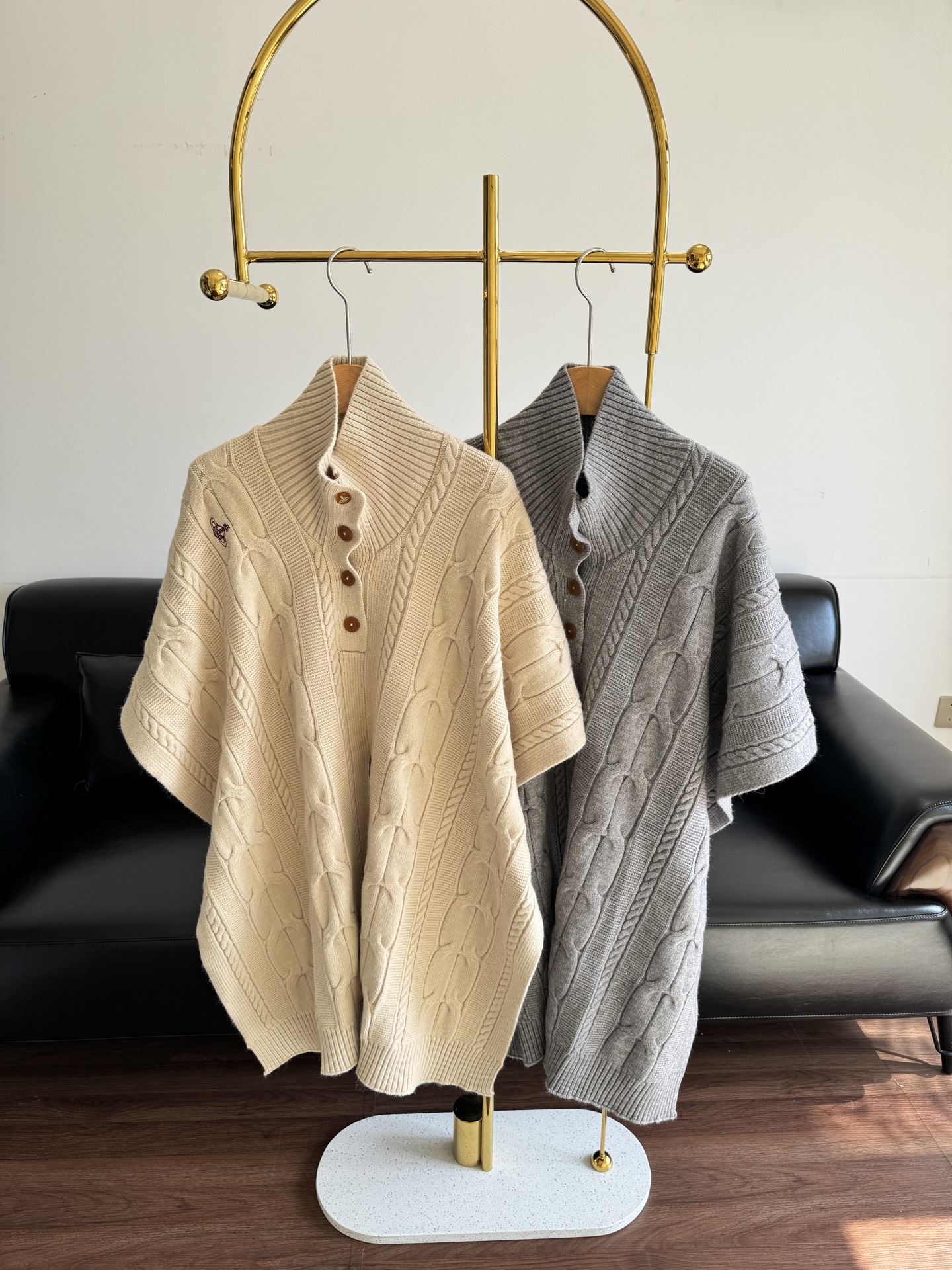 NO:569944,——The Queen Mother's Saturn Twist Wool Shawl Jacket is made of alpaca and sheep wool blended yarn, which is skin-friendly and comfortable. It is also amazing! It is a treasure item that comes with a high-end filter as soon as you put it on. It has a rebellious elegance that is just right~ When the autumn wind blows. Throw it casually like you are wrapped in clouds and go out, instantly increasing your noble value? When the scarf is also super stylish, it can be slayed all over the place on dates and commutes in early autumn. Sisters are in the right place! A representative work of romanticism,  One size fits all, jackets & coats, shawls, alexander wang19860909——西太后 土星麻花羊毛披肩外套 采用羊驼毛绵羊毛混纺纱线,亲肤又舒适. 也太绝了!一上身就自带高级滤镜的宝藏单品,叛逆优雅感拿捏得恰到好处~秋风起时.随意一披就像裹着云朵出门,瞬间提升贵气值?当围巾也超有范儿,早秋约会通勤都能slay全场,姐妹们冲就对了!浪漫主义的代表之作, 码数均码,,jackets & coats,shawls,alexander wang,Women's clothing