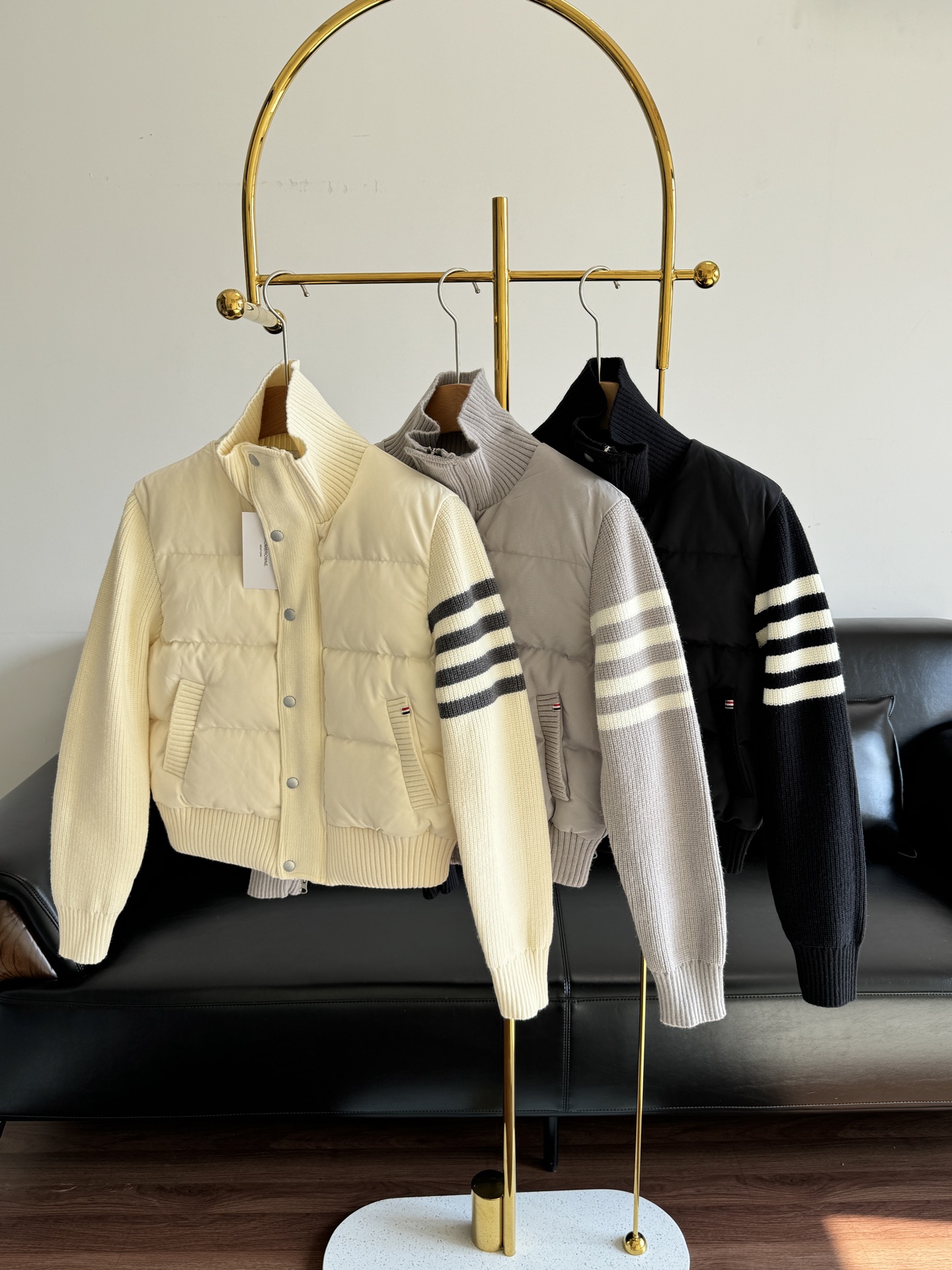 NO:569965,Comes with dust bag - Tb four-stripe knitted patchwork down jacket. The clothes pay for themselves after wearing it all winter! The upper body is slimming/enough for daily use/versatile and convenient. It’s great!  I am too lazy to take out thick down jackets this winter, but the splicing is really delicious! It is easy to move and warm, bringing a light, warm and non-pressing wearing experience. 90 duck down is light, warm and has high fluffiness!  Duck down can better lock in the air and form a thermal insulation layer, thus providing better thermal insulation effect!  The filling is thick without looking bloated!  Stand collar zipper design, high-end version is not picky!  The knitted wool sleeves can be easily worn by even small people without compromising your height. The slender arms have exquisite and slimming lines. The two-way zipper is comfortable and convenient ~ you can relax easily!  Size sml,,jackets & coats,down jacket,alexander wang19860909配防尘袋——Tb四条杠针织拼接羽绒外套 衣服一个冬天穿回本了!上身显瘦/足够日常/百搭方便太太太行了！今年冬天厚羽绒服都懒得拿出来,拼接真的很香!活动自如又保暖,带来轻暖不压身的穿着体验 90鸭绒,具有轻盈、保暖性好、蓬松度高！鸭绒能够更好地锁住空气,形成隔热层,从而提供更好的保暖效果！填充厚实的同时不会显得臃肿！ 立领拉链设计,高级版型不挑人！不压身高,小个子也能轻松驾驭针织羊毛袖,修长手臂线条精致显瘦双向拉链,舒适便捷~从容放松！ 码数sml,,jackets & coats,down jacket,alexander wang,Women's clothing