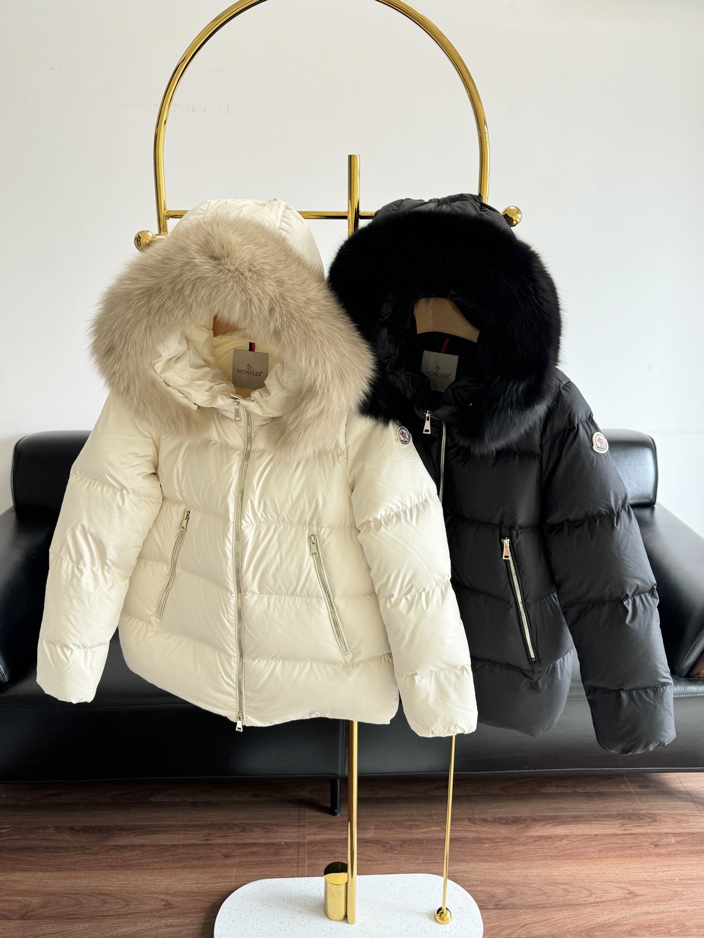 NO:575858,Equipped with dust bag - MONCLER's new women's fur collar hooded down jacket. Here comes a gentle and elegant down jacket that doesn't choose your body shape. It is very textured. The upper body is high-end and noble. The hood is equipped with removable trim. It has a matte finish and is filled with duck down!  A gentle landscape in winter. A warm, elegant and yet individual winter life. Code number: 1 2 3 4,,down jacket,hats,alexander wang19860909配防尘袋——MONCLER 新款女士毛领连帽羽绒服 不挑身型的温柔气质型羽绒服来咯 非常有质感 上身高级 显贵气 兜帽搭配可拆卸饰边 哑光饰面效果,填充鸭绒！ 冬日里一道温柔的风景线 温暖、优雅而又不失个性的冬日生活 码数1 2 3 4,,down jacket,hats,alexander wang,Women's clothing