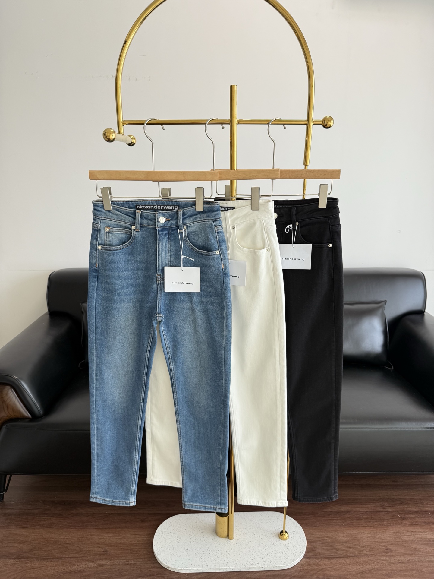 NO:657292,——AW King High-waisted straight-leg jeans with added velvet (moderate velvet). The shape is suitable for Asian frames and body types. The overall shape is slim and elegant!  If you are looking for comfort and versatility, you must buy this one!  Made of washed Japanese denim, the trousers are of a straight-leg shape. They are straight and drapey, and will not cling tightly to the legs. They are very leg-slimming and show straight legs. You must have a pair of these casual and cool trousers in your wardrobe!  Code number 25-30 white blue black 3 colors, alexander wang, jeans, alexander wang19860909——AW大王 加绒（适中绒）高腰直筒牛仔裤 版型适合亚洲人骨架和体型穿着, 整体又显瘦、 显气质！ 追求的舒适与百搭一定要入这款！ 采用日本牛仔布水洗, 裤型属于直筒版型的,裤子直顺有垂感, 不会紧紧的贴住腿,很修腿型显腿直. 这种休闲酷酷的版型的裤子衣橱要有一条！ 码数25-30 白色 蓝色 黑色3个色,,alexander wang,jeans,alexander wang,Women's clothing