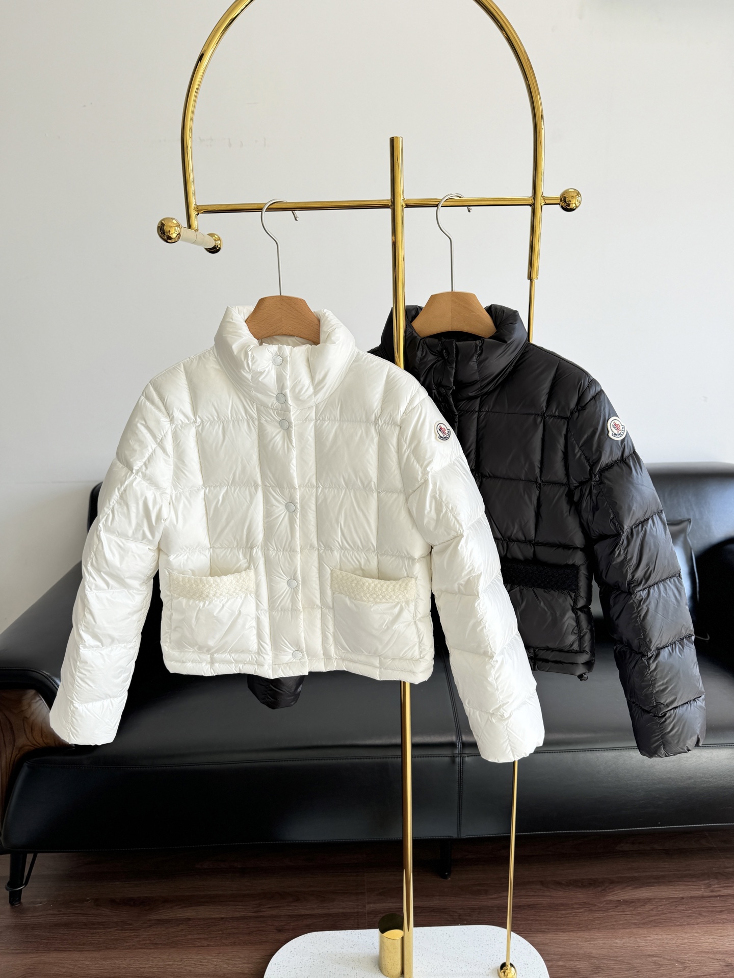 NO:654795,Welfare model 1 comes with a dust bag - MoncIer moderately thick short down jacket. It has a high-end feel and a classic version. You can’t go wrong with it no matter how you match it. The white one is super clean and the black one is classic and versatile!  95 duck down filling!  The average amount of down filling is about 180g. It is light and warm when worn. Whether it is paired with jeans for daily outings or a little more formal with a small skirt, you can easily achieve a sense of fashion. Whoever wears it will be a walking fashionista. I really recommend this to everyone!  Size 1 2 3 4,,skirts,jeans,down jacket,alexander wang19860909福利款1配防尘袋——MoncIer 适中厚小短款羽绒服 一整个高级感拉满,经典的版型,怎么搭都不会出错.白色超显干净,黑色经典百搭！95鸭绒填充！充绒量平均180g左右 穿在身上轻盈又保暖 无论是日常出街搭配牛仔裤,还是稍微正式点配个小裙子,都能轻松拿捏时尚感.谁穿谁是行走的时髦精,真的强烈安利给各位！ 码数1 2 3 4,,skirts,jeans,down jacket,alexander wang,Women's clothing