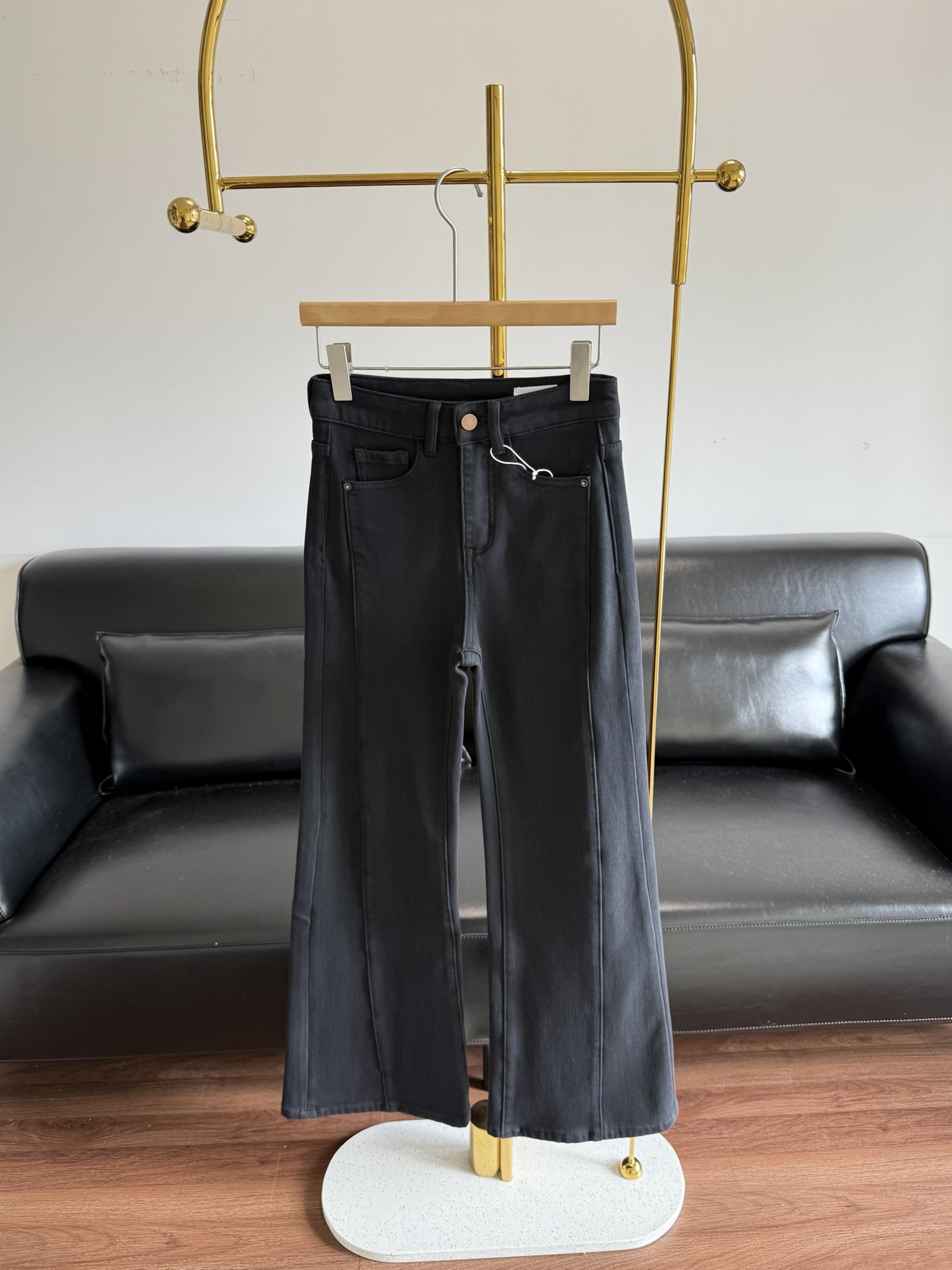 NO:576243,——lemaire high-waist stretch velvet (moderate velvet) bell-bottom pants. Winter retro storm | American velvet bell-bottom pants. Reshape your street fashion and unlock the double buff of 'lazy retro + slimming pants'!  Classic slightly flared design, elongates the leg lines, stretchy velvet lining, can be cool even in freezing temperatures, high waist black magic, instantly lifts the buttocks and covers the flesh, distressed hardware + retro wash, original American retro style, size s-2xl,,alexander wang19860909——lemaire 高腰弹力加绒(适中绒)喇叭裤 冬日复古风暴｜美式加绒喇叭裤 重塑你的街头时尚 解锁「慵懒复古+显瘦神裤」双buff！ 经典微喇设计 拉长腿部线条 弹力加绒内里 零下也能浪 高腰黑魔法 瞬间提臀遮肉 做旧五金+复古水洗 原汁原味美式复古风 码数s-2xl,,alexander wang,Women's clothing