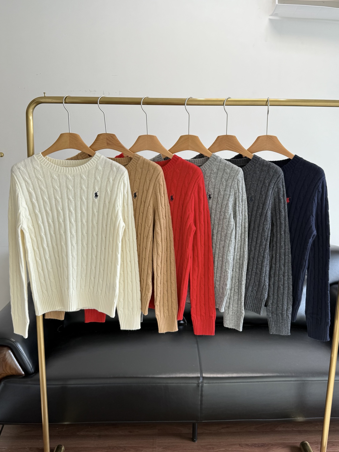 NO:610987,——ralphlauren/Ralph Lauren six-color crew neck sweater, every color looks good!  And it’s very brightening and brightening!  Made of wool and cashmere fabric, the texture and feel are great!  The texture of the twist doesn’t feel too monotonous/the upper body is really beautiful!  The high-end sense of the old-money retro style is really, really tasteful. It has a relaxed feel and looks good when worn!  !  Size S-xl,,loro piana,alexander wang19860909——ralphlauren/拉夫劳伦 六色圆领针织衫 每个颜色都好好看！而且非常显白提气色那种！ 采用羊毛羊绒面料,质感和手感灰常棒！ 麻花的纹理不会感觉太单调/上身真的美爆了呀！老钱复古风的高级感真的真的太有品味穿就是一整个松弛感拿捏好看！！ 码数S-xl,,loro piana,alexander wang,Women's clothing