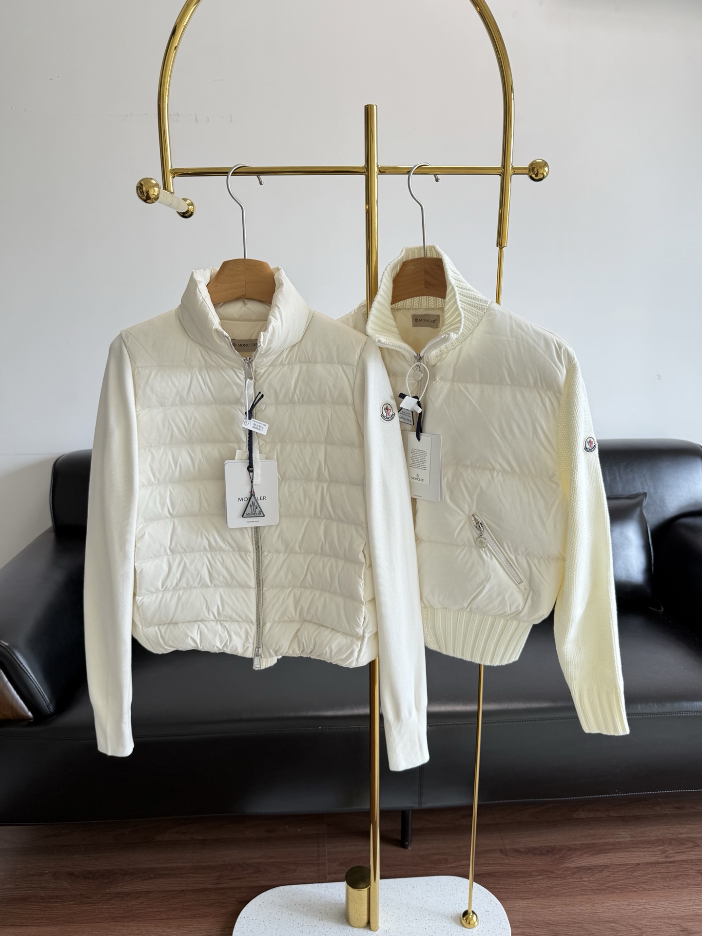 NO:576246,Stand-up collar model with high collar and dust bag. Moncler knitted patchwork down jacket. Super lightweight. It is warm and can easily slim down. It is very practical!  If you think it’s so thin it’s definitely not warm enough, you’re totally wrong!  Filled with 90% duck down!  The fabric texture is breathable and lightweight!  The back and sleeves are spliced ​​with wool knitting. The texture is soft and delicate. It is close to the skin and comfortable to wear. The upper body is really warm!  It can be worn alone or layered for a more layered look!  It won’t look bloated at all, not to mention it’s an evergreen model with a spliced ​​design!  Black and white are classic and easy to match. You can put a coat on top to keep you warm in winter!  Stand collar size sml High collar size 1 2 3,,Moncler,jackets & coats,down jacket,alexander wang19860909立领款高领款配防尘袋 蒙口Moncler 针织拼接羽绒服 超级轻盈 既保暖又能轻松显瘦 实穿性很高！如果你觉得它这么薄肯定不够保暖那真是大错特错了！ 采用90鸭绒填充！面料质感透气轻便！后面及袖子拼接羊毛针织,质地柔软细腻,贴身穿亲肤舒适,上身真的非常暖和！可以单穿还可以搭配叠穿,会更有层次感！完全不会显臃肿,更何况是拼接设计的常青款！黑白双色经典好搭,外面可以套上大衣外套让你在冬日里暖上加暖！ 立领码数sml 高领码数1 2 3,,Moncler,jackets & coats,down jacket,alexander wang,Women's clothing