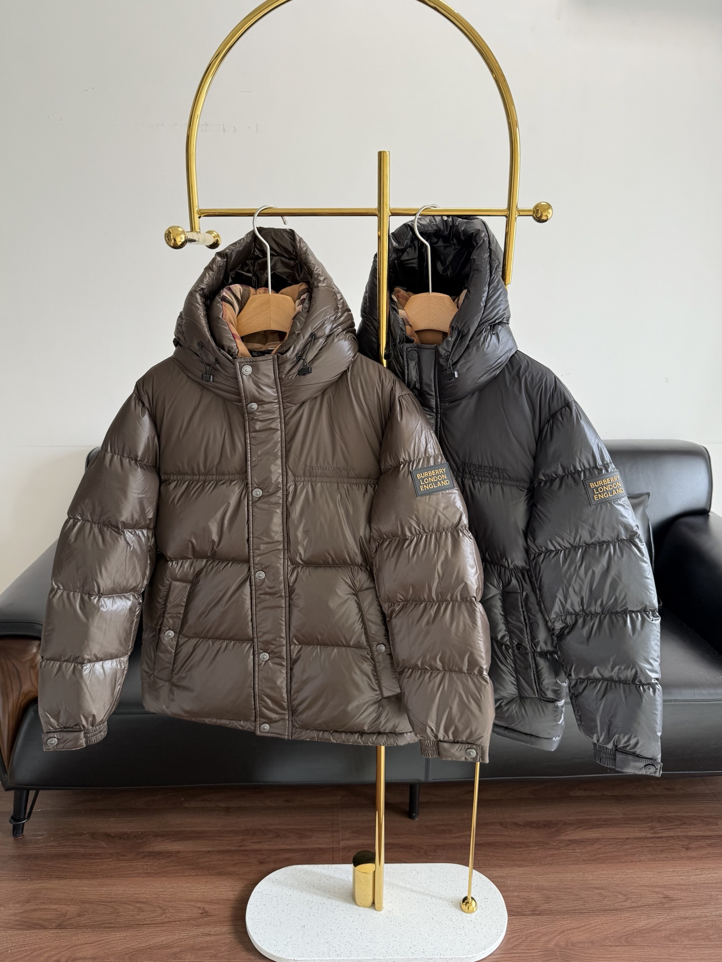 NO:657283,Comes with dust bag - BURBERRY/Burberry logo down jacket with hood and protective hem; brand logo intarsia design, ultra-warm 90 white duck down filling, down jacket with great design and appearance, quality control can be purchased directly, a high-end product that cannot be missed! Size 48 50 52 54 56,,burberry,burberry,jackets & coats,down jacket,hats,alexander wang19860909配防尘袋——BURBERRY/巴宝莉徽标羽绒服 搭配连帽与防护性衣摆;品牌徽标嵌花设计,超保暖的90白鸭绒填充, 设计感与颜值爆棚的羽绒外套,品控可以直接入手,不容过错的高端臻品! 码数48 50 52 54 56,,burberry,burberry,jackets & coats,down jacket,hats,alexander wang,Women's clothing