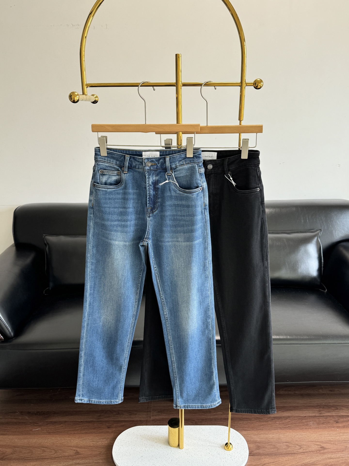 NO:652458,——THE ROW elastic nine-point denim and fleece jeans for autumn and winter. Nine-point fleece jeans are the must-have trousers for autumn and winter sophistication. Jeans with flocking craftsmanship, texture and temperature are both online in autumn and winter. The ankles are exposed carefully, showing height but not compressing. The precise nine-point length just exposes the thinnest part of the ankle. It visually lengthens the leg line. It can be worn with short boots or sneakers without compromising your height. It can be easily controlled by small people.  Details are shown in the texture. The hems are neat and not curled. The flocking does not shed or clump. It maintains a crisp fit after long-term wear. It is not easy to deform and fade after washing. It takes into account both appearance and durability. Size 25-30, boots, sneakers, jeans, alexander wang19860909——THE ROW秋冬弹性九分牛仔加绒牛仔裤 九分加绒牛仔裤,秋冬精致感刚需裤装 植绒工艺牛仔裤,秋冬质感与温度双在线 露踝小心机,显高不压个精准九分长度刚好露出脚踝最细处,视觉上拉长腿部线条,搭配短靴、运动鞋都不压身高,小个子也能轻松驾驭. 细节见质感裤脚利落不卷边,植绒不掉毛不结块,久穿仍保持挺括版型,洗后不易变形褪色,兼顾颜值与耐穿度. 码数25-30,,boots,sneakers,jeans,alexander wang,Women's clothing