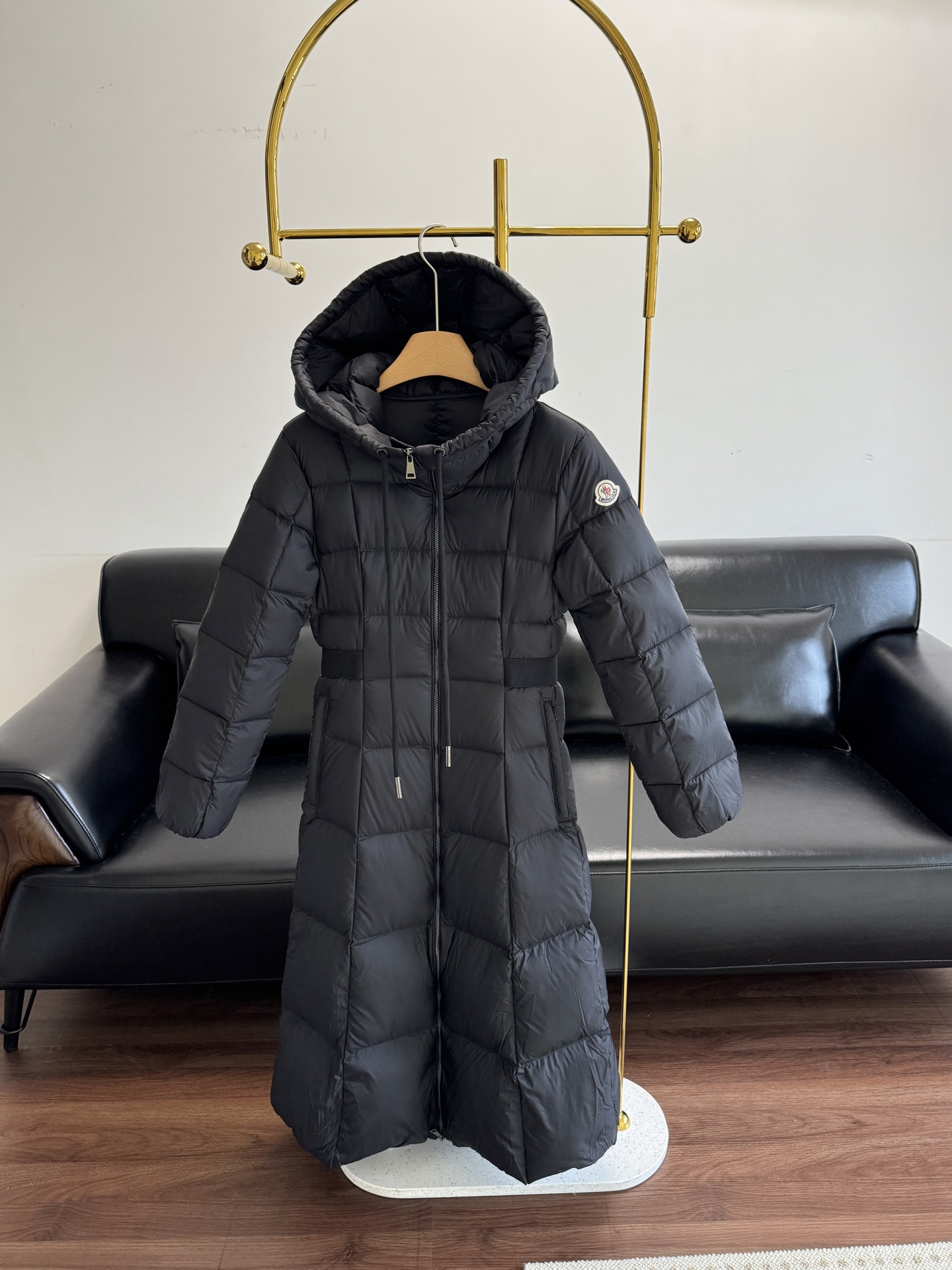 NO:650185,Comes with dust bag - Mouth-covered Women's Long Waisted Down Jacket. This cropped version is really perfect. It's very sassy, ​​and the 90% duck down upper body is super warm. It wraps around the knees and keeps you warm from head to toe!  It has a waist in the middle and can be worn in various ways. The lower body will look very long and the proportions are particularly good!  All auxiliary materials are customized, the pattern is aligned, and the details are controlled very well!  A very warm down!  Size 0 1 2 3 4,,Moncler,down jacket,alexander wang19860909配防尘袋——蒙口 女士长款收腰羽绒服 这款裁剪版型真的太完美了.非常飒,90鸭绒上身保暖性超好,包裹住膝盖,从头暖到脚！中间有收腰,多种穿法,下身会显得很长,比例特别好！辅料全部定制,对版对位,细节操控非常到位！一件非常保暖的羽绒！ 码数0 1 2 3 4,,Moncler,down jacket,alexander wang,Women's clothing