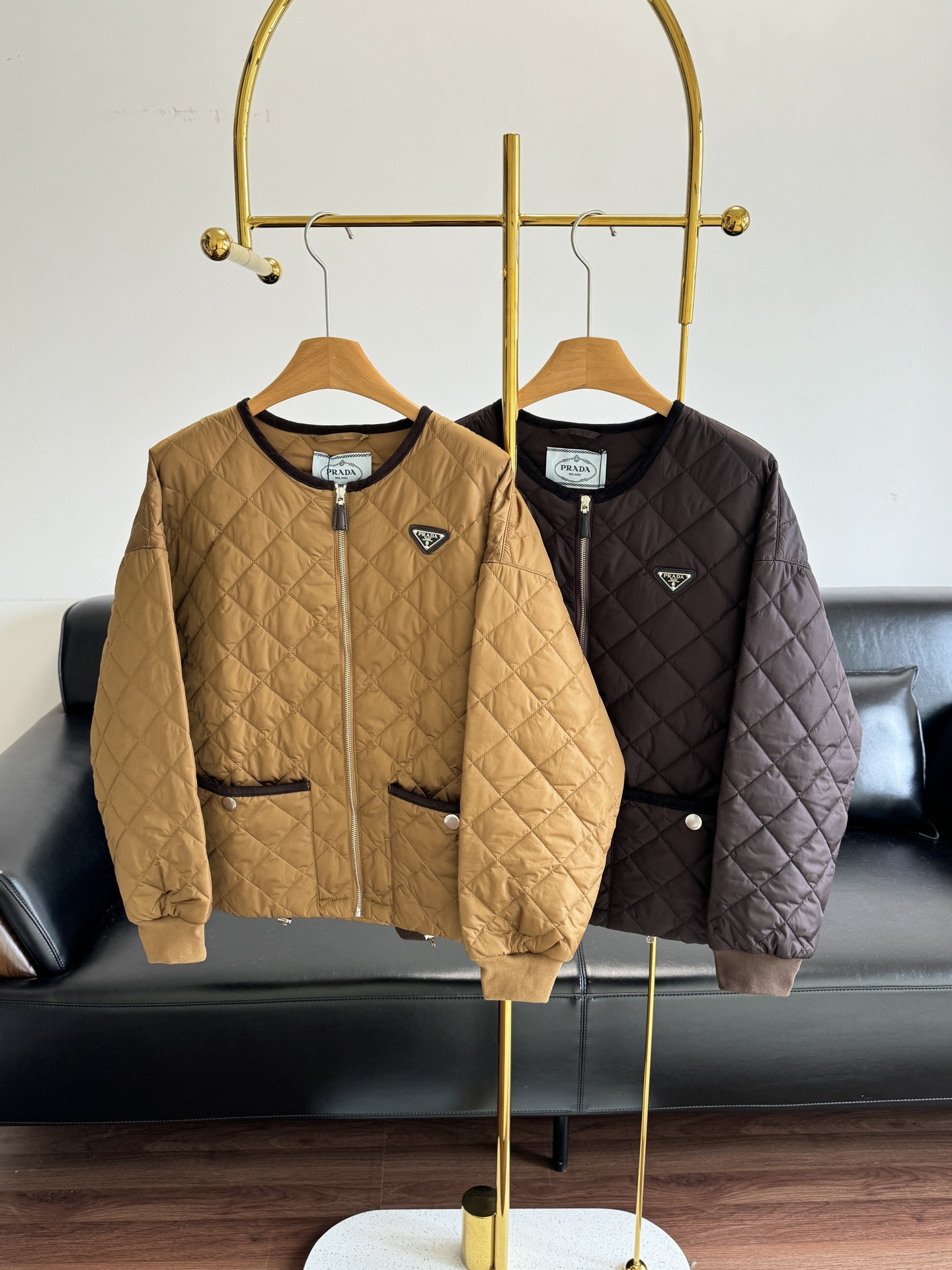 NO:576489,——Prada round neck logo cotton coat is locked in a sense of high-end! Maillard Benrad, the ceiling of autumn and winter atmosphere! This color really understands autumn and winter! It is like roasted maple sugar toast and rich toffee!  Warm and mellow high-grade brown tone, the upper body brings warmth and nobility! Walking on the street with fallen leaves, you are a walking fashion pictorial! Super white and not attractive, certified by yellow-skinned cabbage! Filled with cotton inside ~ the upper body is light and comfortable, and the breathability is also very good ~ not heavy or weighing down ~ size sml, prada, alexander wang19860909——Prada 圆领徽标棉服 一整个被高级感锁死! 美拉德本拉德,秋冬氛围感天花板!这个颜色真的太懂秋冬了!像烤得焦香的枫糖吐司又像浓郁的太妃糖！温暖醇厚的高级棕调,上身自带暖意和贵气!走在落叶纷飞的街上,你就是 行走的时髦画报!超级显白不挑人,黄皮天菜认证! 内里填充棉～上身轻便舒适,透气性也灰常棒不重不压身～ 码数sml,,prada,alexander wang,Women's clothing