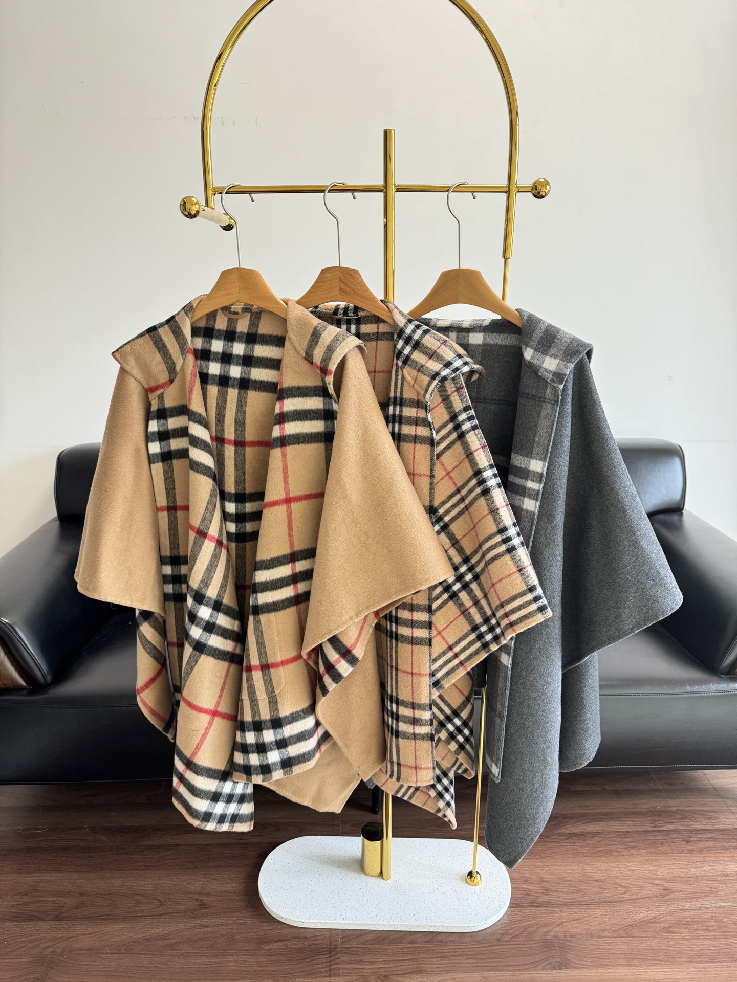 NO:576612,——Burberry plaid cape shawl This plaid cape shawl is made of sheep wool, soft and warm, a must-have for autumn and winter!  Classic plaid + beige color, full of British style, very versatile when worn on both sides, the cape-style design is full of drape, relaxed and high-end. The texture is high-end and can be easily used for commuting and leisure. It is a classic shirt in the wardrobe, no matter how you match it, you can't go wrong!  One size fits all,,burberry,shawls,alexander wang19860909——Burberry格纹斗篷披肩 这款格纹斗篷披肩,采用绵羊毛,柔软又保暖,秋冬必备！经典格纹+浅驼色,英伦风满满,正反两面穿超百搭,斗篷式设计垂坠感十足,松弛又高级国.质感高级,通勤休闲都能轻松驾驭,是衣橱里的经典战袍,怎么搭都不出错！ 码数均码,,burberry,shawls,alexander wang,Women's clothing