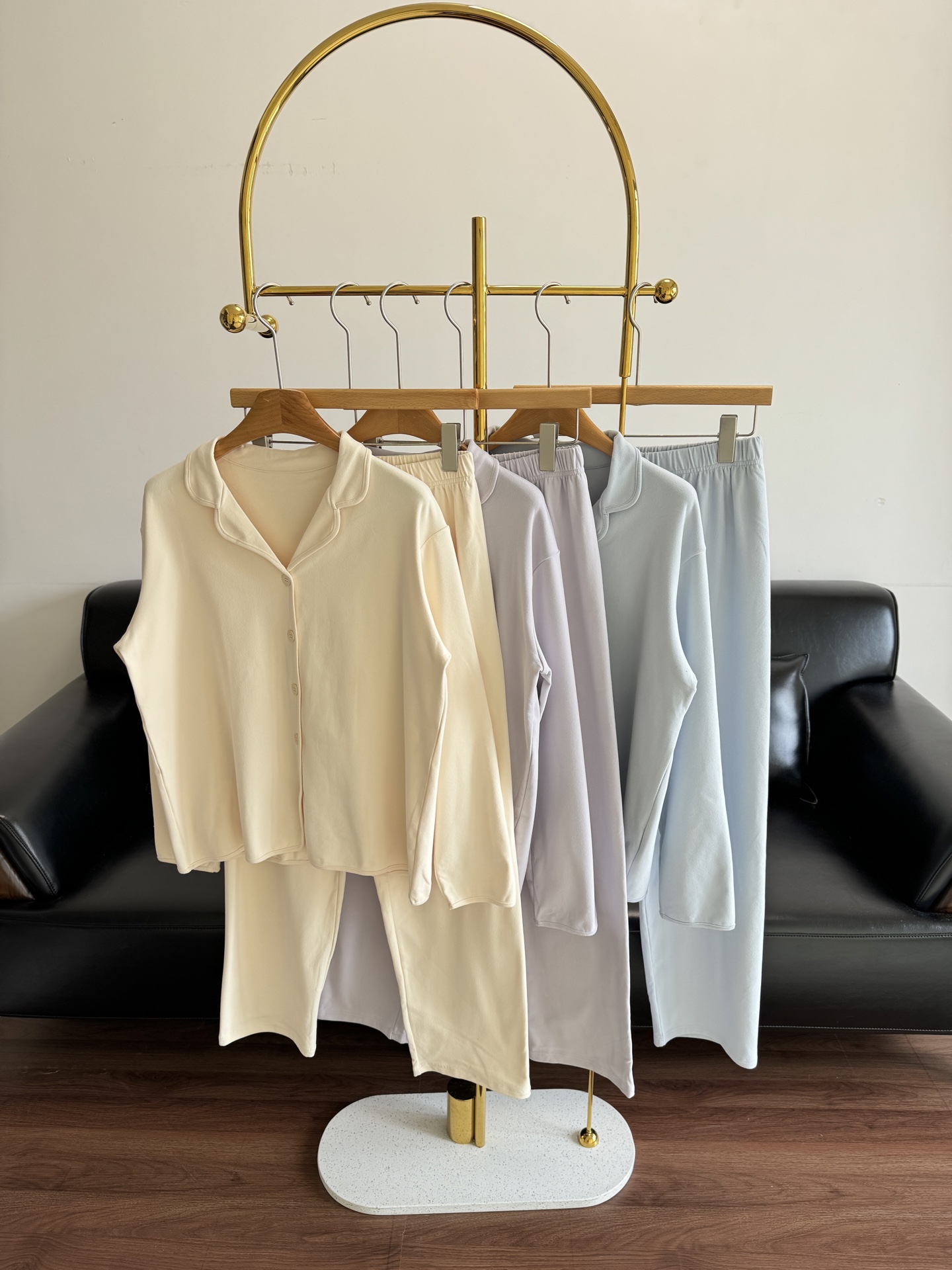 NO:576610,——LP brushed home pajamas set. Autumn and winter long-sleeved home set. It is made of a well-known brand fabric with a double-sided brushed feel. It is perfect for early autumn. Friends in the north have indoor heating in winter, so it is also suitable to wear this set. It is not stuffy or dry and nourishes the skin. Exclusively dyed, fully matte yarn, the fabric has soft color and matte texture. It is soft and skin-friendly, and it is the best value for money in autumn and winter.  Reject bloated pajamas, the V-neck buttoned cardigan is designed to make you look slimmer, elongate the overall body proportions, and drop shoulders, which is suitable for most people, and the whole person looks refreshed. The thickness is moderate, and it can be worn in spring, autumn, and winter, and the usage rate is very high. The loose design is comfortable and slim; the color is beautiful, the color is fresh and high-end, and it is also very fashionable to wear outside. The lapel cardigan style is soft and simple, and can also modify the face shape.  Clean H-shaped design, slim but not clinging to the flesh, and not too loose to look sloppy. Material: 91 polyester fiber, 9 spandex. Size M is suitable for 85-110 catties. L is suitable for 110-135 catties. Color: light milk blue, taro purple, cream white, loro piana, alexander wang19860909——LP磨毛家居睡衣套装 秋冬长袖家居套装,采用口碑款王牌面料,双面磨毛手感,初秋季节穿正好. 北方的朋友冬天室内有暖气,也很适合穿这套,不闷不燥还养肤. 独家定染,全消光纱线,面料显色柔和,哑光质感.软糯亲肤,秋冬性价比跑量王. 拒绝臃肿的睡衣,v领纽扣开衫设计更显瘦,整体拉长身材比例,落肩适合大多数人,整个人看上去神清气爽. 厚薄适中,春秋冬三季都可以穿,使用率超高. 宽松设计,舒服又显瘦；配色巨好看,配色清新又高级,外穿也很时尚. 翻领开衫款,柔美又不失简洁,还能修饰脸型. 利落H版型设计,修身但不贴肉,又不会因为过于宽松而显得邋遢没型. 材质91聚酯纤维、9氨纶 尺码M适合85-110斤 L适合110-135斤 颜色轻奶蓝、芋泥紫,奶油白,,loro piana,alexander wang,Women's clothing