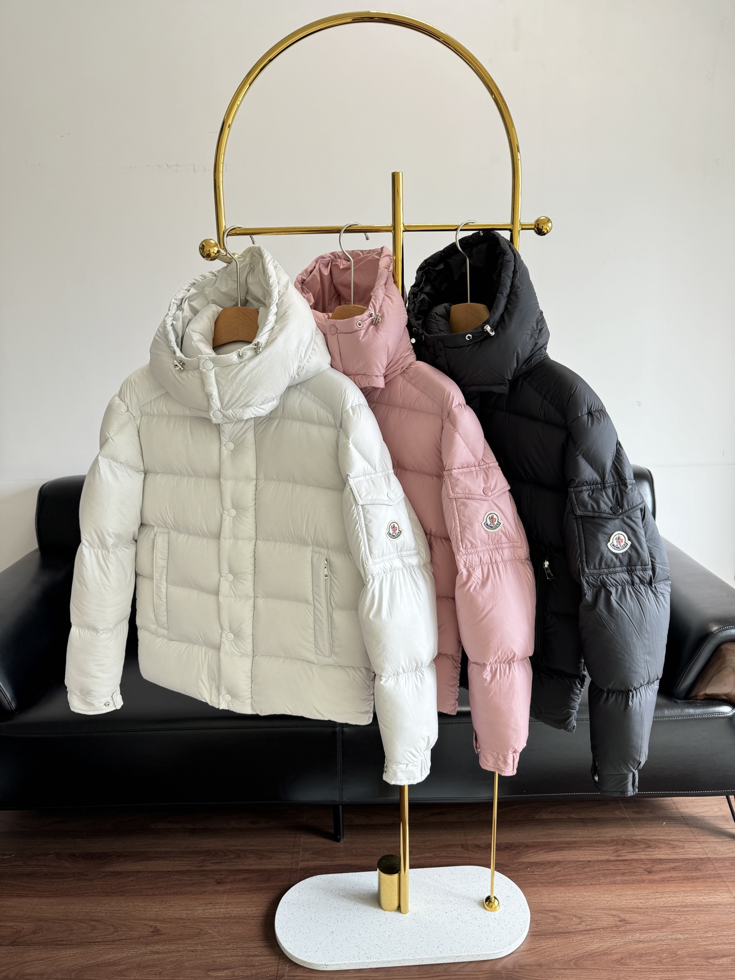 NO:576849,Equipped with dust bag - MONCLE* 70th anniversary limited series hooded down jacket. The Maya down jacket was born in the 1950s. After decades of iteration and evolutionary design, it has become the benchmark style of down jackets. The exclusive Moncl Maya 70 is embellished with the brand's anniversary logo to pay tribute to this momentous occasion. It is also a new interpretation dedicated to Maya fans. Filled with 90 white duck down. One piece is worth the amount of down of two or three pieces. Thickened and fluffy.  , if you are a very scared person and want to find a life-saving piece to survive the winter safely, then this fleece jacket is the perfect one!  !  Code number 0.1.2.3.4.5,,down jacket,hats,alexander wang19860909配防尘袋——MONCLE* 70周年限定系列连帽羽绒服 诞生于20世纪50年代的Maya羽绒服 经过几十年迭代与演变设计 已成为羽绒服标杆款式 独家Moncl Maya 70点缀品牌周年纪念标识 旨在致敬这一重大时刻 亦是献给Maya粉丝的全新演绎之作 填充90白鸭绒 一件抵得上两三件的充绒量 加厚蓬松 ,如果你是个超怕的人想找一件保命的安然过冬 那就非这款绒服莫属！！ 码数0.1.2.3.4.5,,down jacket,hats,alexander wang,Women's clothing