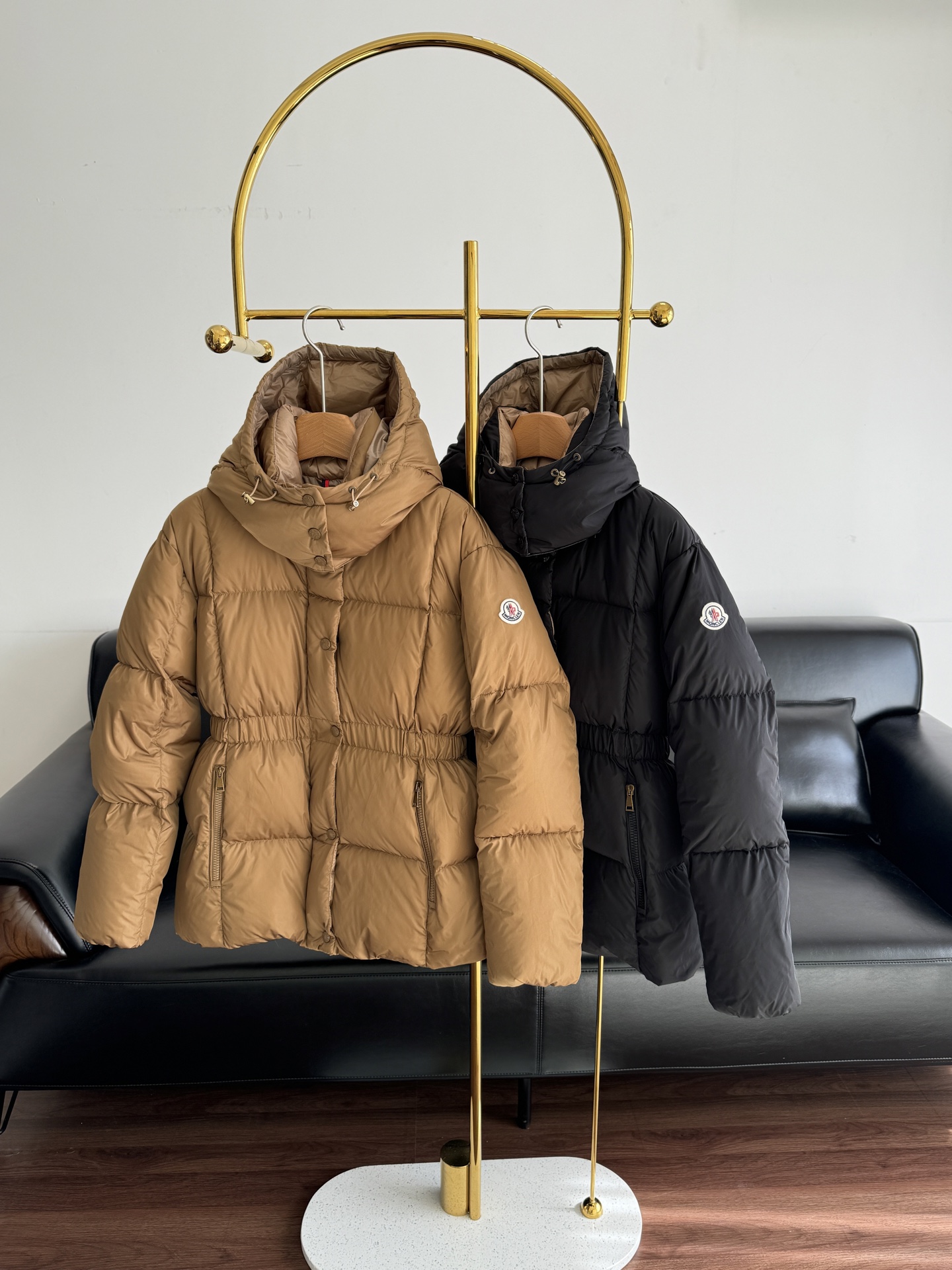 NO:621879,Comes with dust bag - Mouth Agneux waisted matte down jacket. It is ultra-light and super warm. You really don’t want to miss it. The Agneux down jacket combines protective fabrics and exquisite textures. It is made of functional nylon fabric and has a glossy satin effect. It is paired with a waist design to outline a soft silhouette. One piece of 90 white duck down is filled with enough down that is equivalent to two or three ordinary ones on the market. It is thickened, fluffy and warm. If you are a super scared person.  I want to find something that can save my life and survive the winter safely!  Then it has to be this fleece jacket!  !  Size 0 1 2 3,,Moncler,jackets & coats,jackets & coats,down jacket,alexander wang19860909配防尘袋——蒙口 Agneux收腰哑光羽绒服外套 超轻超保暖 ,大家真心不要错过.Agneux羽绒夹克融合保护性面料与精美纹理.采用功能性尼龙面料制成,具有光泽的缎面效果.搭配收腰设计,勾勒柔美廓形.90白鸭绒填充一件抵得上市场普版两三件的充绒量 ,加厚蓬松保暖 如果你是个超怕的人 想找一件保命的安然过冬！ 那就非这款绒服莫属！！ 码数0 1 2 3,,Moncler,jackets & coats,jackets & coats,down jacket,alexander wang,Women's clothing