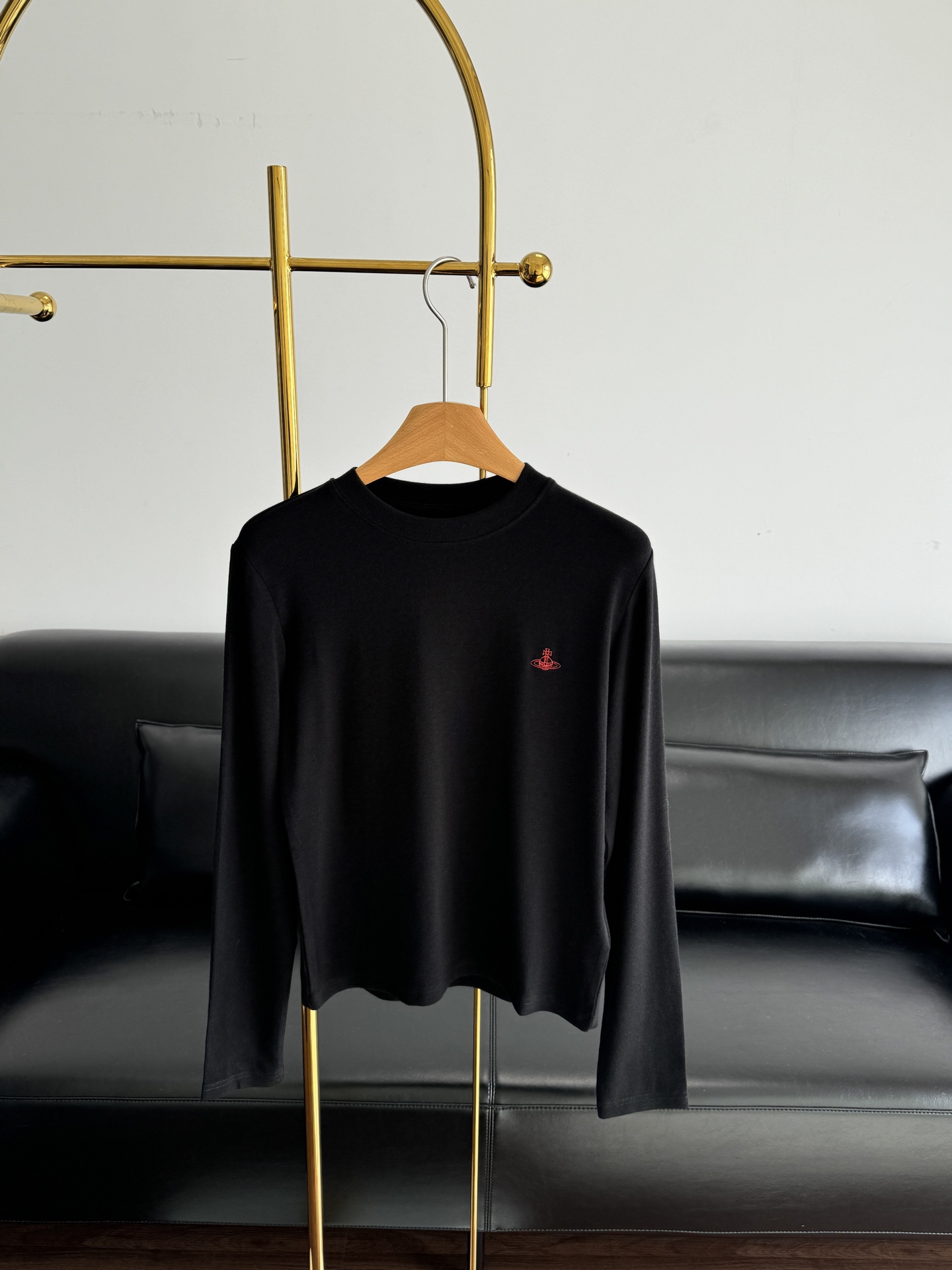 NO:577075,——Vivienne Westwood logo embroidered long sleeves. The red Saturn logo on the chest is very recognizable. High-quality cotton material, soft and skin-friendly, very comfortable to wear in spring and autumn. Round neck + fitted version, suitable for all body types. It can be easily controlled for daily commuting and leisure, and it is very fashionable to match jeans or casual pants. Simple and personalized. Code number sml,,jeans,alexander wang19860909——Vivienne Westwood logo刺绣长袖 胸前红色土星logo超有辨识度计.高品质棉料,柔软亲肤,春秋季节穿着很舒适.圆领+合身版型,适合各种身材.日常通勤、休闲都能轻松驾驭,搭配牛仔裤或休闲裤都很时髦.简约又有个性 码数sml,,jeans,alexander wang,Women's clothing