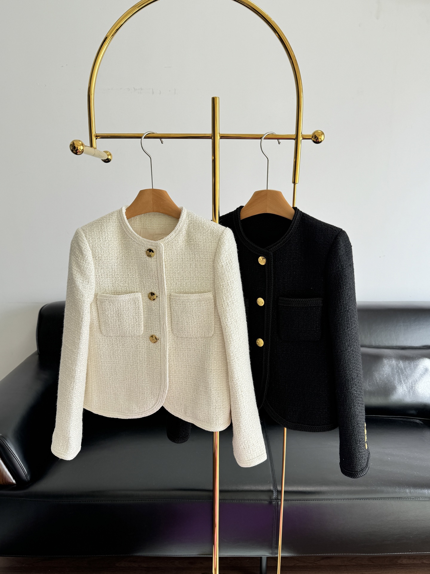 NO:577042,——Celine tweed jacket is a very elegant one. It is not picky at all. The shoulder pad design can support the entire silhouette. The upper body will not look too stingy. The short version is more tolerant when matched!  Wool fabric!  The whole dress has a certain thickness, the fit is quite wide and stylish, and the upper body instantly lifts your temperament. Size: sml,,celine,jackets & coats,alexander wang19860909——Celine 花呢外套 很有气质的一款 完全不挑人的 垫肩设计 可以撑住整个的廓形 上身不会显得太小气 短款的版型在搭配的时候包容性更强一些！ 羊毛面料！整件衣服有一定的厚实度,版型挺阔有型,上身一秒抬气质, 码数:sml,,celine,jackets & coats,alexander wang,Women's clothing