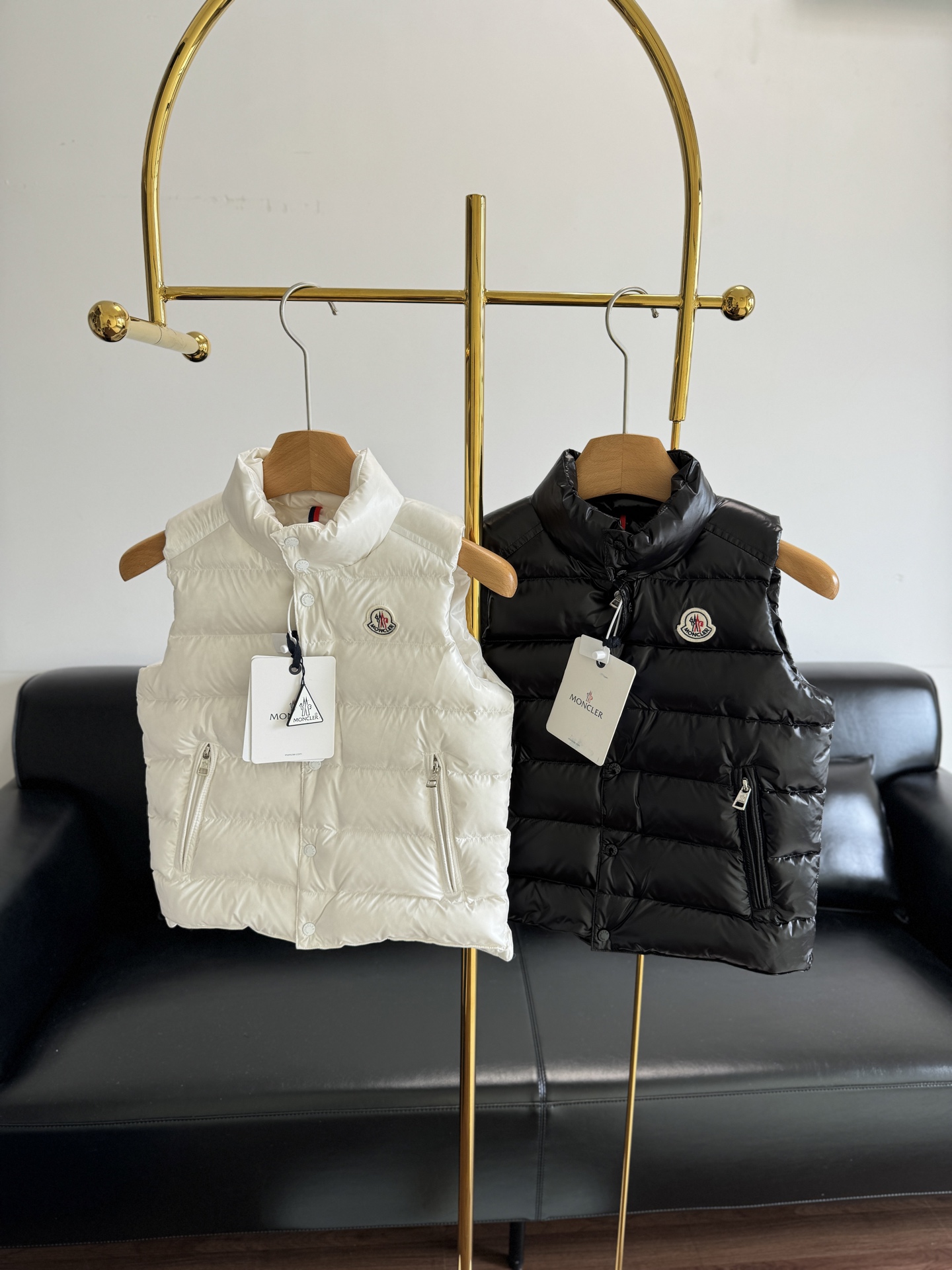 NO:666420,Equipped with dust bag - Children's Down Vest with Mouth Mouth The Moncler Children's Down Vest with Mouth Mouth is coming. Love it, keep it for yourself. Its attraction cannot be ignored!  The exterior is made of shiny waterproof fabric, which is very textured. It is definitely not a good fabric that other small brands can use. It uses 90 national standard duck down, which is very plump. It definitely has a sense of fullness, is super light, and has great warmth. The slim fit protects the baby's entire body and is not susceptible to wind and cold. The color is black and white. The code number is 110 120 130 140 150 160, Moncler, down jacket,  19860909配防尘袋——蒙口儿童羽绒马甲 Moncler蒙口儿童羽绒马甲来袭 大爱,自留款 不可忽视的吸引力！外部采用亮面防水面料 特别有质感,绝对不是其它小牌子能用的好面料,采用90国标鸭绒,特别饱满的哈～绝对有充实感,超轻,保暖度也是很赞 修身的版型护住宝宝的整个身体,不易受风寒, 颜色黑色 白色 码数110 120 130 140 150 160,,Moncler,down jacket, ,Women's clothing