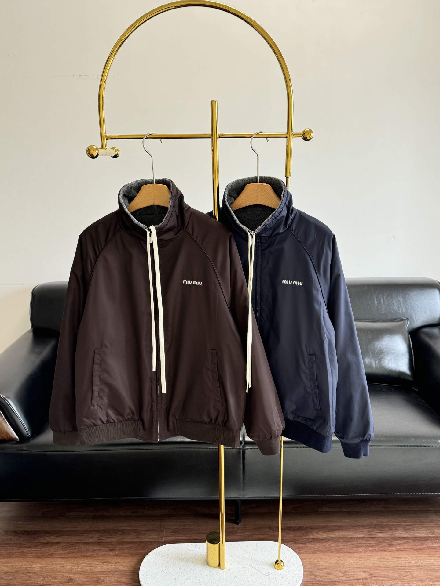 NO:577704,——Miumiu 25Fw new autumn and winter letter embroidered casual loose reversible lapel jacket  Reversible creative design + iconic letter embroidery combines sweet girl's relaxed feeling and cool texture into one single product, oversize loose fit + lapel design, dropped shoulder sleeves to weaken the shoulder line, to accommodate various body shapes, and a drawstring hood to add casual sex; paired with a waist-baring inner layer to highlight the lightness; in late winter, it can be used as an inner layer under a thick coat, and the exposed woolen/nylon material can enrich the look. Size S/M/L Blue  brown,,miumiu,versace,jackets & coats,jackets & coats,hats,alexander wang19860909——Miumiu 25Fw秋冬新款 字母刺绣休闲宽松两面可穿翻领夹克外套 两面可穿的创意设计+标志性字母刺绣,将甜妹松弛感与酷飒质感揉进一件单品,oversize宽松版型+翻领设计,落肩袖弱化肩线,包容各种身形,搭配抽绳帽绳增添随性感；搭配露腰内搭凸显轻盈感；深冬可作为内搭衬于厚外套下,露出的毛呢/尼龙材质都能丰富造型层次 码数S/M/L 蓝色 棕色,,miumiu,versace,jackets & coats,jackets & coats,hats,alexander wang,Women's clothing