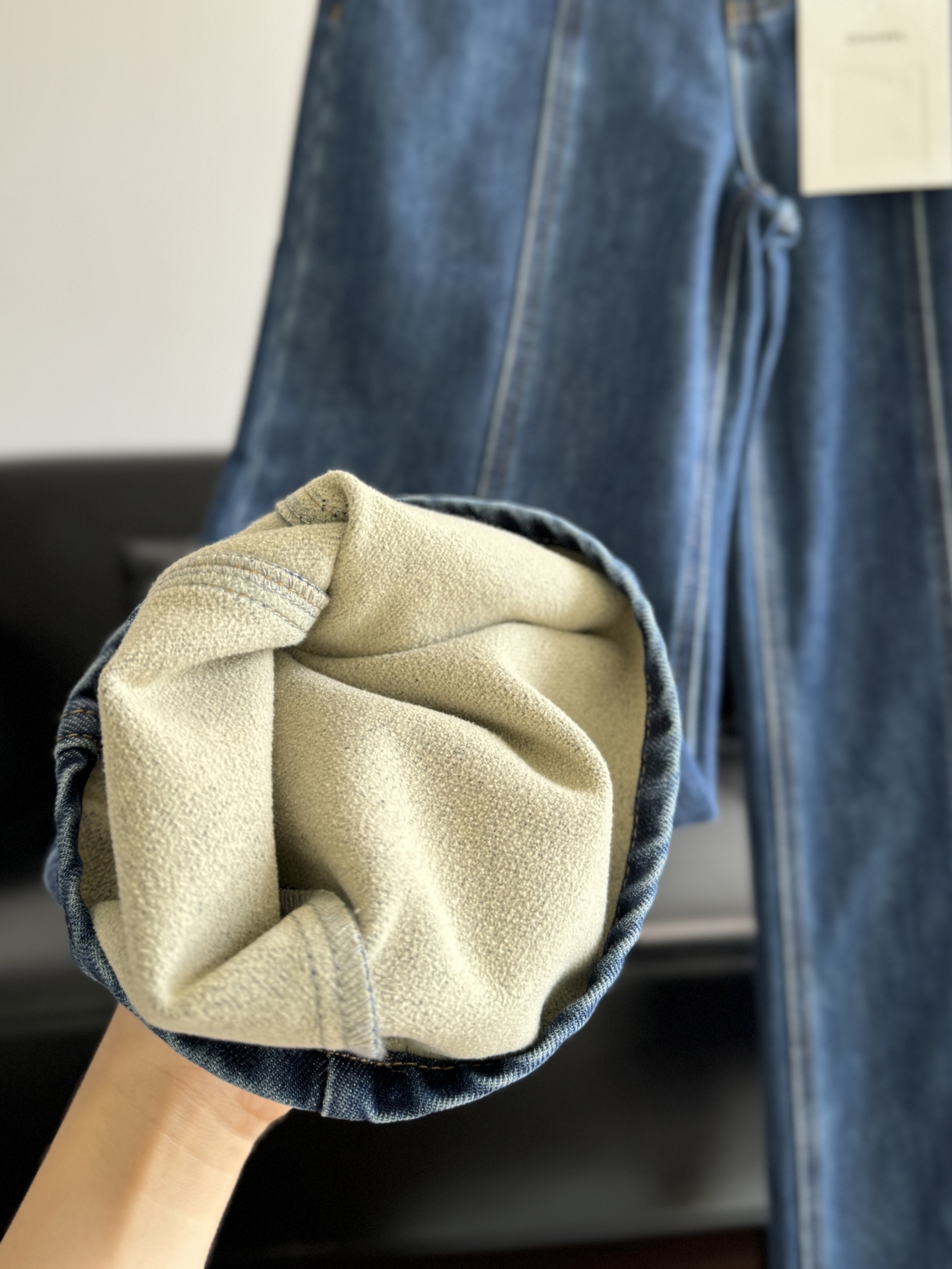 【新品上新】🎉 小香加绒（适中绒）直筒牛仔裤
显瘦程度真的绝了/好看到爆炸
而且不容易撞衫，能在人群中脱颖而出的显瘦神裤！
巨修饰腿型巨显气质！棉面料！中高腰的设计，视觉上拉长了腿部线条，显腿长的同时还有显瘦提臀的Buff 复古时髦又个性，日常穿也不会很夸张，更加显得腿部线条纤细！
版型真的好到不行，穿起来舒适不夸张，上身一秒变成『腿精』
码数：34 36 38