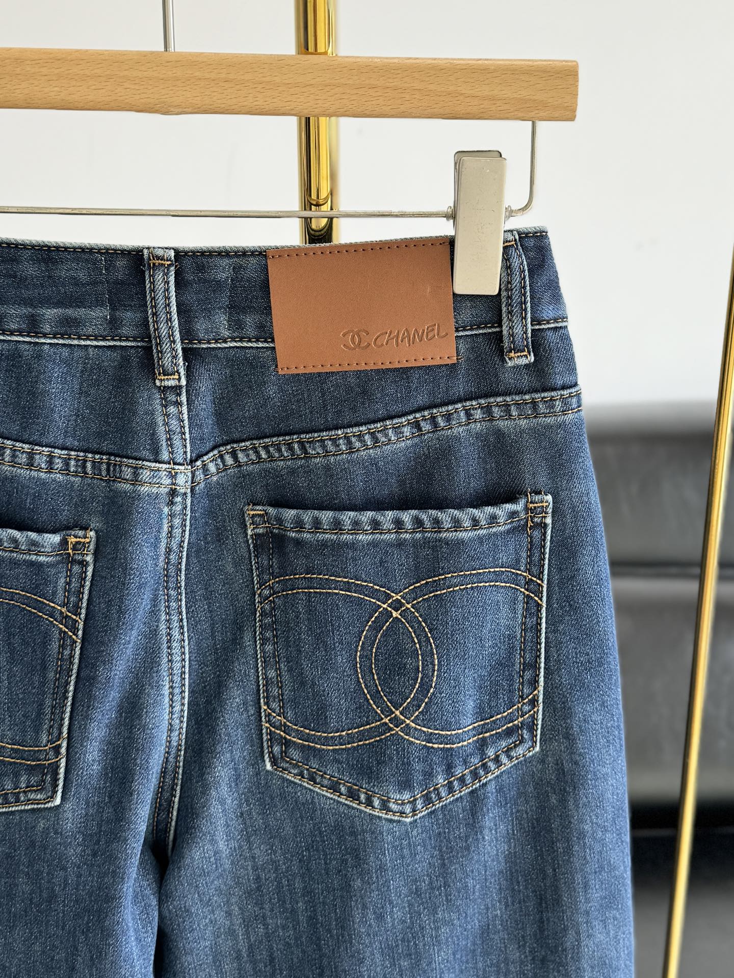 【新品上新】🎉 小香加绒（适中绒）直筒牛仔裤
显瘦程度真的绝了/好看到爆炸
而且不容易撞衫，能在人群中脱颖而出的显瘦神裤！
巨修饰腿型巨显气质！棉面料！中高腰的设计，视觉上拉长了腿部线条，显腿长的同时还有显瘦提臀的Buff 复古时髦又个性，日常穿也不会很夸张，更加显得腿部线条纤细！
版型真的好到不行，穿起来舒适不夸张，上身一秒变成『腿精』
码数：34 36 38