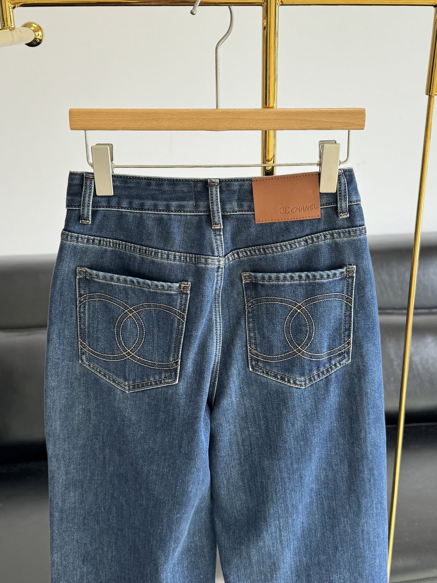 【新品上新】🎉 小香加绒（适中绒）直筒牛仔裤
显瘦程度真的绝了/好看到爆炸
而且不容易撞衫，能在人群中脱颖而出的显瘦神裤！
巨修饰腿型巨显气质！棉面料！中高腰的设计，视觉上拉长了腿部线条，显腿长的同时还有显瘦提臀的Buff 复古时髦又个性，日常穿也不会很夸张，更加显得腿部线条纤细！
版型真的好到不行，穿起来舒适不夸张，上身一秒变成『腿精』
码数：34 36 38