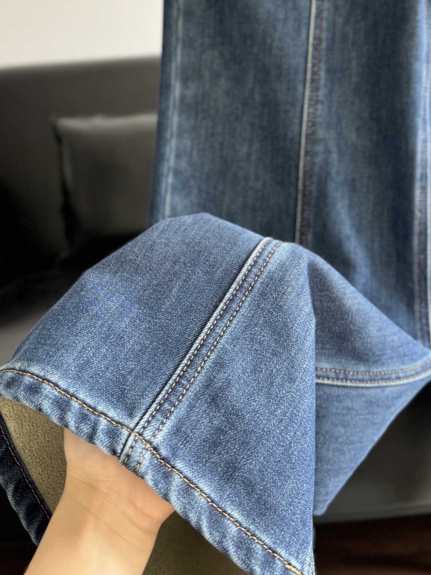 【新品上新】🎉 小香加绒（适中绒）直筒牛仔裤
显瘦程度真的绝了/好看到爆炸
而且不容易撞衫，能在人群中脱颖而出的显瘦神裤！
巨修饰腿型巨显气质！棉面料！中高腰的设计，视觉上拉长了腿部线条，显腿长的同时还有显瘦提臀的Buff 复古时髦又个性，日常穿也不会很夸张，更加显得腿部线条纤细！
版型真的好到不行，穿起来舒适不夸张，上身一秒变成『腿精』
码数：34 36 38