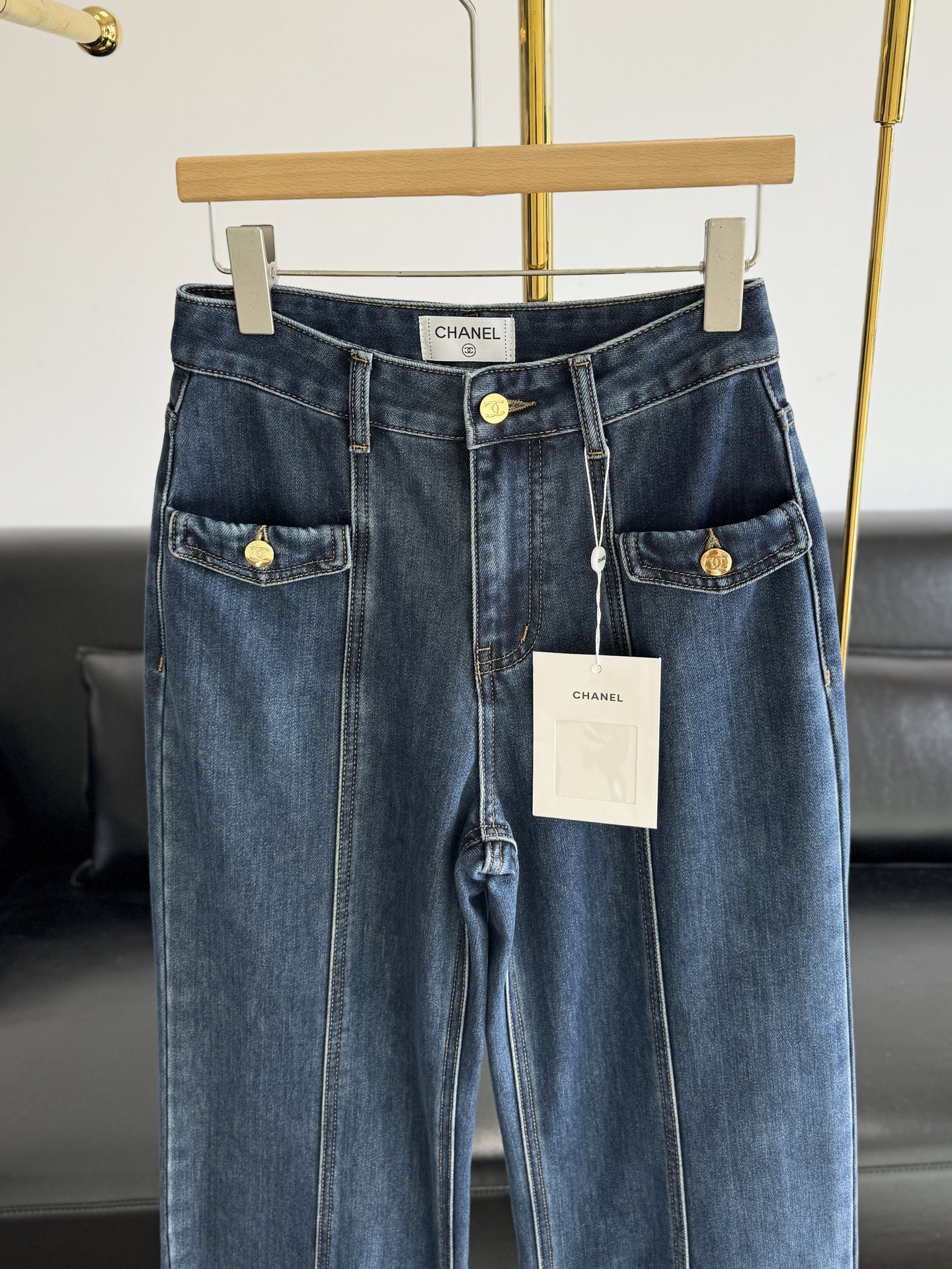 【新品上新】🎉 小香加绒（适中绒）直筒牛仔裤
显瘦程度真的绝了/好看到爆炸
而且不容易撞衫，能在人群中脱颖而出的显瘦神裤！
巨修饰腿型巨显气质！棉面料！中高腰的设计，视觉上拉长了腿部线条，显腿长的同时还有显瘦提臀的Buff 复古时髦又个性，日常穿也不会很夸张，更加显得腿部线条纤细！
版型真的好到不行，穿起来舒适不夸张，上身一秒变成『腿精』
码数：34 36 38