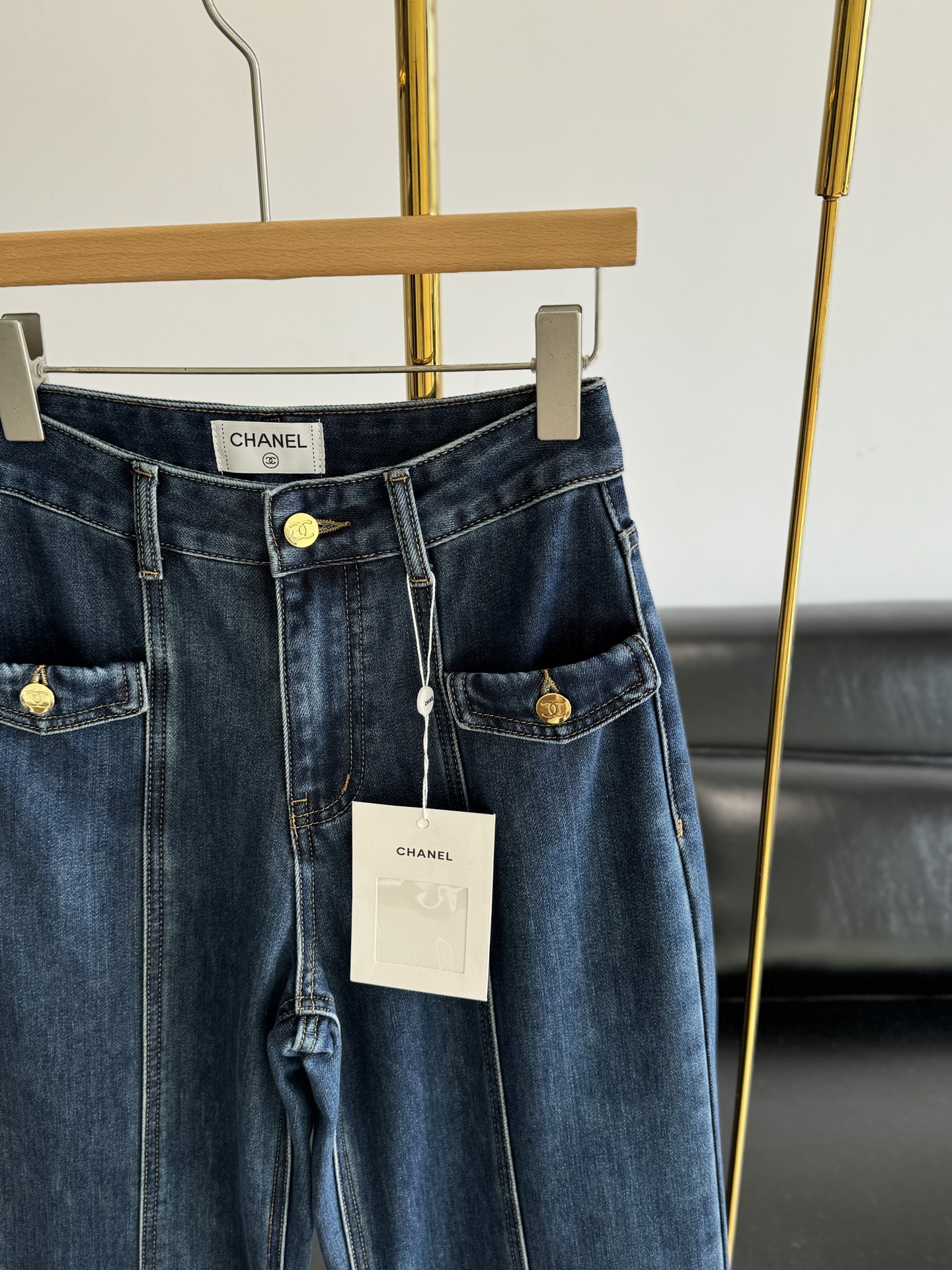 【新品上新】🎉 小香加绒（适中绒）直筒牛仔裤
显瘦程度真的绝了/好看到爆炸
而且不容易撞衫，能在人群中脱颖而出的显瘦神裤！
巨修饰腿型巨显气质！棉面料！中高腰的设计，视觉上拉长了腿部线条，显腿长的同时还有显瘦提臀的Buff 复古时髦又个性，日常穿也不会很夸张，更加显得腿部线条纤细！
版型真的好到不行，穿起来舒适不夸张，上身一秒变成『腿精』
码数：34 36 38