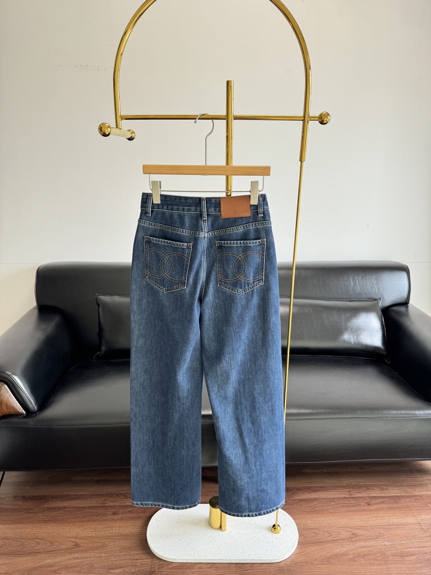 【新品上新】🎉 小香加绒（适中绒）直筒牛仔裤
显瘦程度真的绝了/好看到爆炸
而且不容易撞衫，能在人群中脱颖而出的显瘦神裤！
巨修饰腿型巨显气质！棉面料！中高腰的设计，视觉上拉长了腿部线条，显腿长的同时还有显瘦提臀的Buff 复古时髦又个性，日常穿也不会很夸张，更加显得腿部线条纤细！
版型真的好到不行，穿起来舒适不夸张，上身一秒变成『腿精』
码数：34 36 38