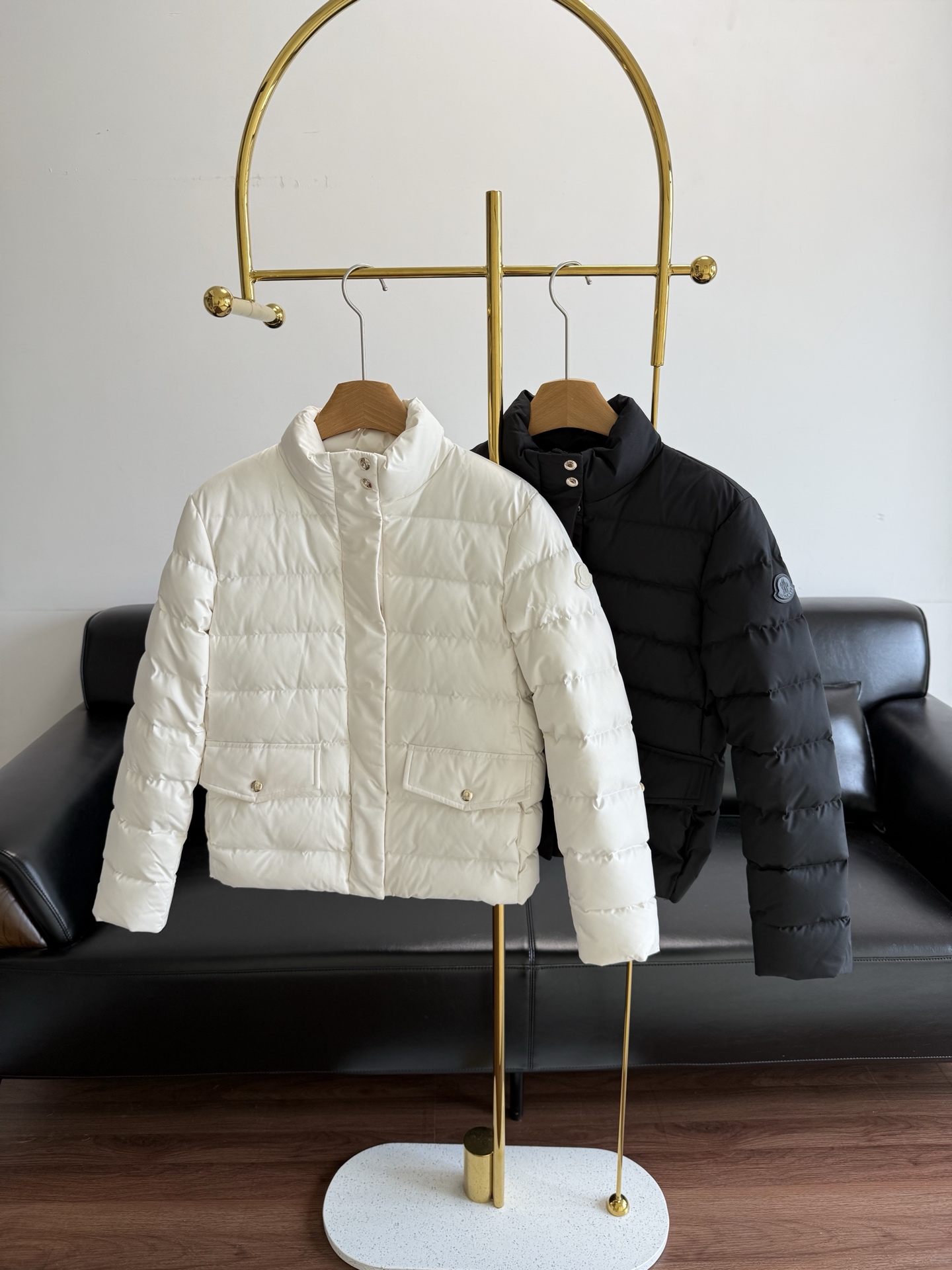 NO:610312,Comes with a dust bag - Moncler Women's Mouth Covered Stand Collar Thin Down Jacket. The design is simple and perfect. It is filled with 90% duck down. The whole dress is very light but has a warm effect, which is really good!  There are many small details that really highlight the quality!  There is no height requirement and it is even more friendly to smaller girls. Wearing it will not weigh you down like a long down jacket!  Size 1 2 3 4 white black,Moncler,down jacket,alexander wang19860909配防尘袋,——moncler 蒙口女款 立领轻薄羽绒服  款式设计简约完美,填充90鸭绒,整件衣服非常轻但是保暖效果,真的是好！小细节,很多非常能凸显品质！ 对身高的要求没有限制对小个子MM更是友好,穿着不会如长款羽绒那般压个子！ 码数1 2 3 4 白色 黑色,,Moncler,down jacket,alexander wang,Women's clothing