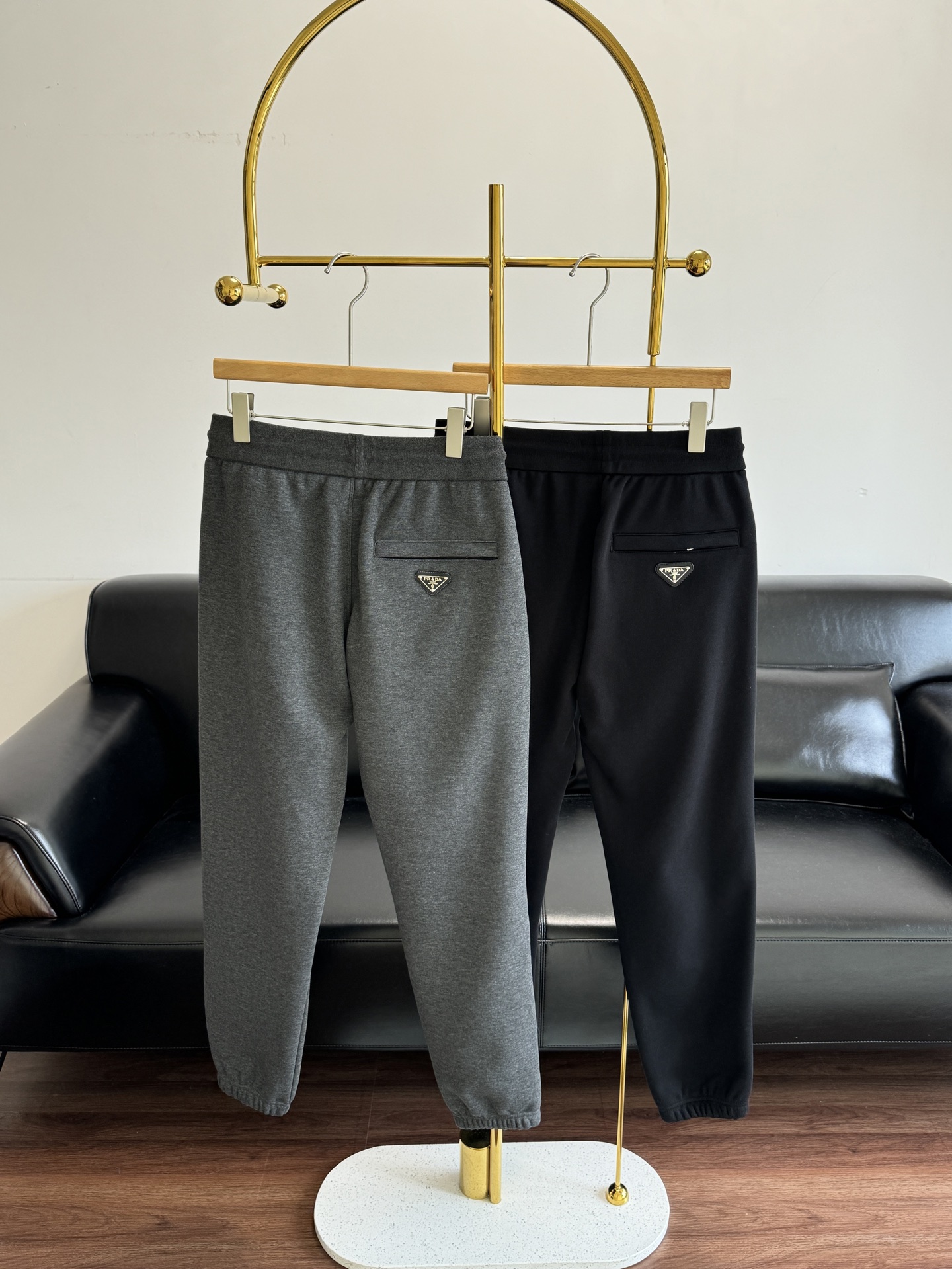 NO:686073,——Prada logo velvet sweatpants are a high-utilization single-piece sweatpants with an elastic waist design. This pair can be matched with all the tops in the wardrobe. It has a casual and fashionable style. The cotton fabric and velvet are of moderate thickness, just right for autumn and winter!  Just buy it with confidence, you won’t buy the wrong one!  Code number m-2xl,,prada,19860909——prada 徽标加绒卫裤 高利用率单品卫裤,松紧腰设计版型这条几平可以搭配衣橱的所有上衣～休闲时髦的风格,棉面料加了绒厚度适中正合适秋冬！直接放心入手就好了,不会买错的一款！ 码数m-2xl,,prada,,Women's clothing