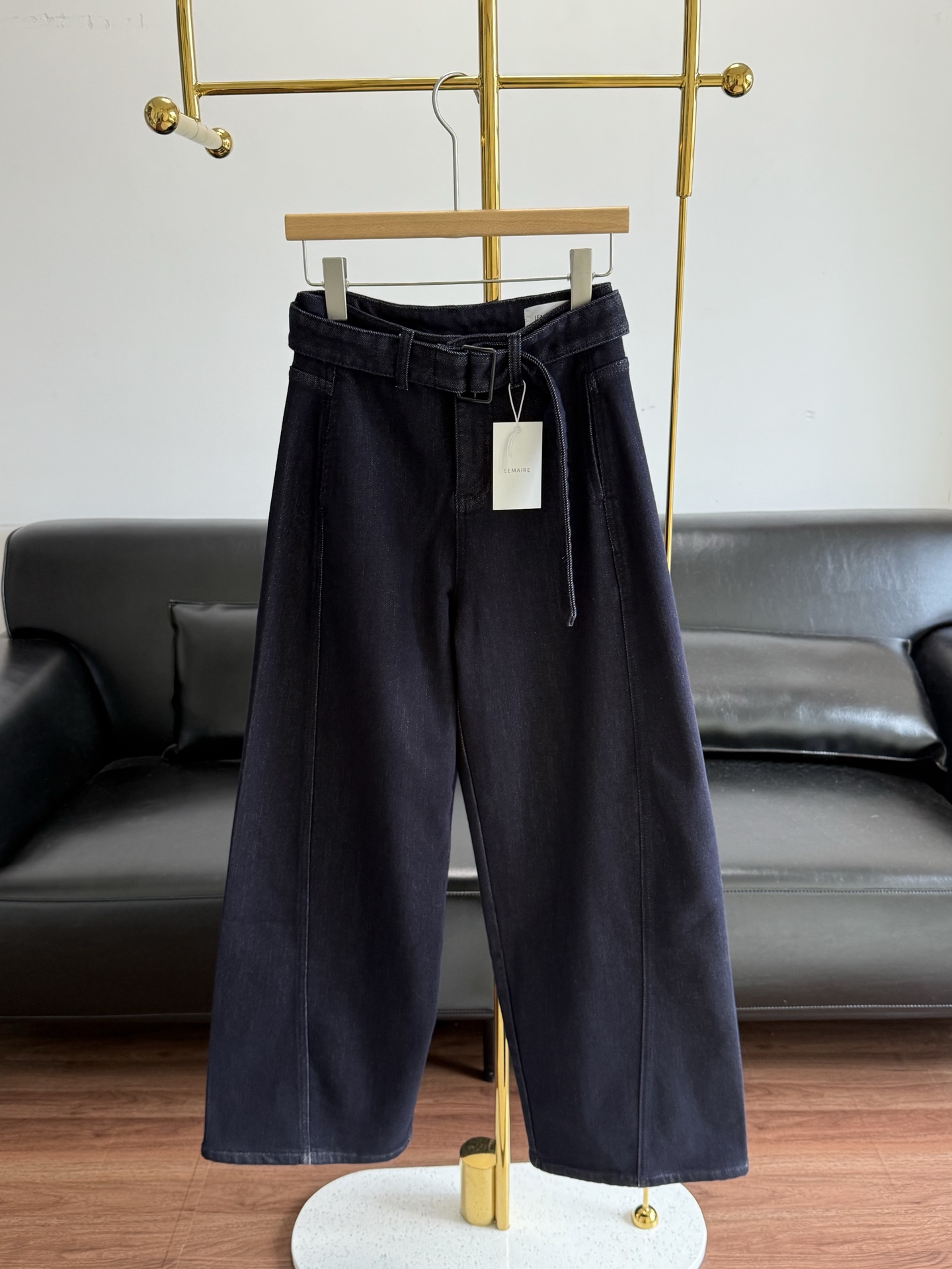 NO:659027,——LEMAIRE Belted wide-leg thickened velvet jeans. Jeans that are eye-catching should not be too easy to match in daily life!  Loose, wide-leg to ankle style, soft and pure cotton, extremely comfortable!  Made of imported denim fabric, it feels really soft!  It's not the kind of fabric that gets loose after washing. The velvet inside is rich and fine, soft and warm to the touch. It's easy to wear. It's my life-saving trousers this winter. I wore these velvet jeans for winter in the south!  !  Never want to change to anything else!  Code number s-xxl,,jeans,alexander wang19860909——LEMAIRE 腰带阔腿加厚绒牛仔裤 让人眼前一亮的牛仔裤日常不要太好搭配了！宽松阔腿到脚踝版型,柔软纯棉,舒适度极高！ 采用进口牛仔面料,手感真的柔软！不是那种洗洗就松垮的面料 内里绒感丰厚细密 触感柔糯温暖,好穿飞起,这个冬天的救命神裤呀 南方直接一条过冬穿过这条加绒牛仔裤！！再也不想换别的！ 码数s-xxl,,jeans,alexander wang,Women's clothing