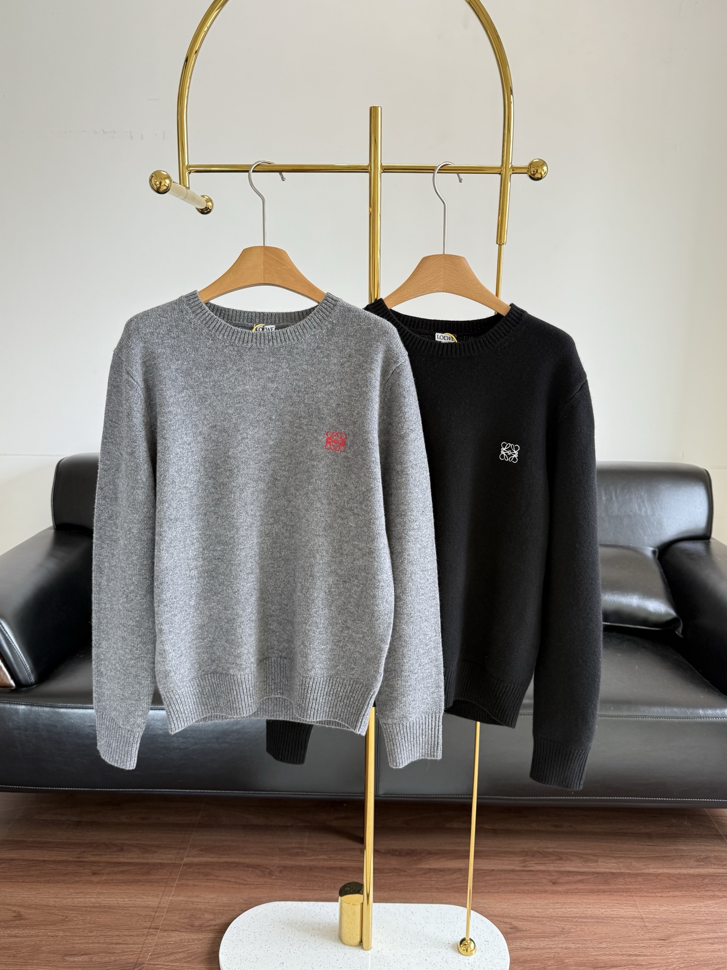 NO:577981,——Loewe embroidered sweater Angram logo gray sweater with advanced attributes!  Autumn and winter are full of atmosphere. How can we not have a high-end and versatile gray sweater? Super comfortable wool fabric. Both men and women love to wear it alone and it is highly recommended. Size s-xl gray black, loewe, sweaters, alexander wang19860909——Loewe 刺绣毛衣 自带高级属性的Angram logo灰色毛衣！ 秋冬氛围感十足 怎么能没有一件高级又百搭的灰色毛衣 超级舒服的羊毛面料, 男女都很爱单穿内搭都超级推荐 码数s-xl 灰色 黑色,,loewe,sweaters,alexander wang,Women's clothing