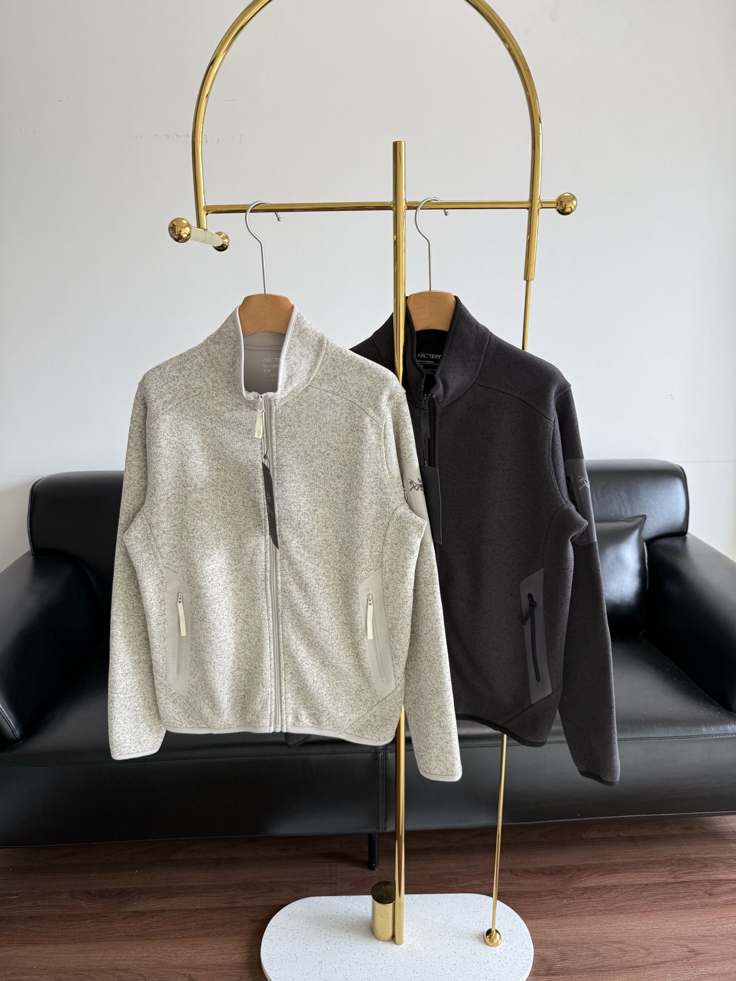 NO:578210,——Arc'teryx stand-up collar fleece jacket is skin-friendly and comfortable, with fleece lining, warm and not bulky. It can be used as a coat or under a jacket~ Multi-piece splicing and tailoring, small stand-up collar design, simple and capable, the same style for men and women. Both sides and arms are taped pockets, fried chicken heavy industry~ Can be worn casually or outdoors Size m-2xl light gray dark gray, arc'teryx, jackets & coats, alexander  wang19860909——始祖鸟立领抓绒外套 亲肤舒适,内里抓绒,保暖不臃肿, 即可当外套,又可以当冲锋衣内搭~ 多片式拼接裁剪, 小立领设计,简约干练, 男女同款哦 两侧以及手臂都是压胶口袋, 炒鸡重工~ 休闲或者户外都能穿 码数m-2xl 浅灰色 深灰色,arc'teryx,jackets & coats,alexander wang,Women's clothing