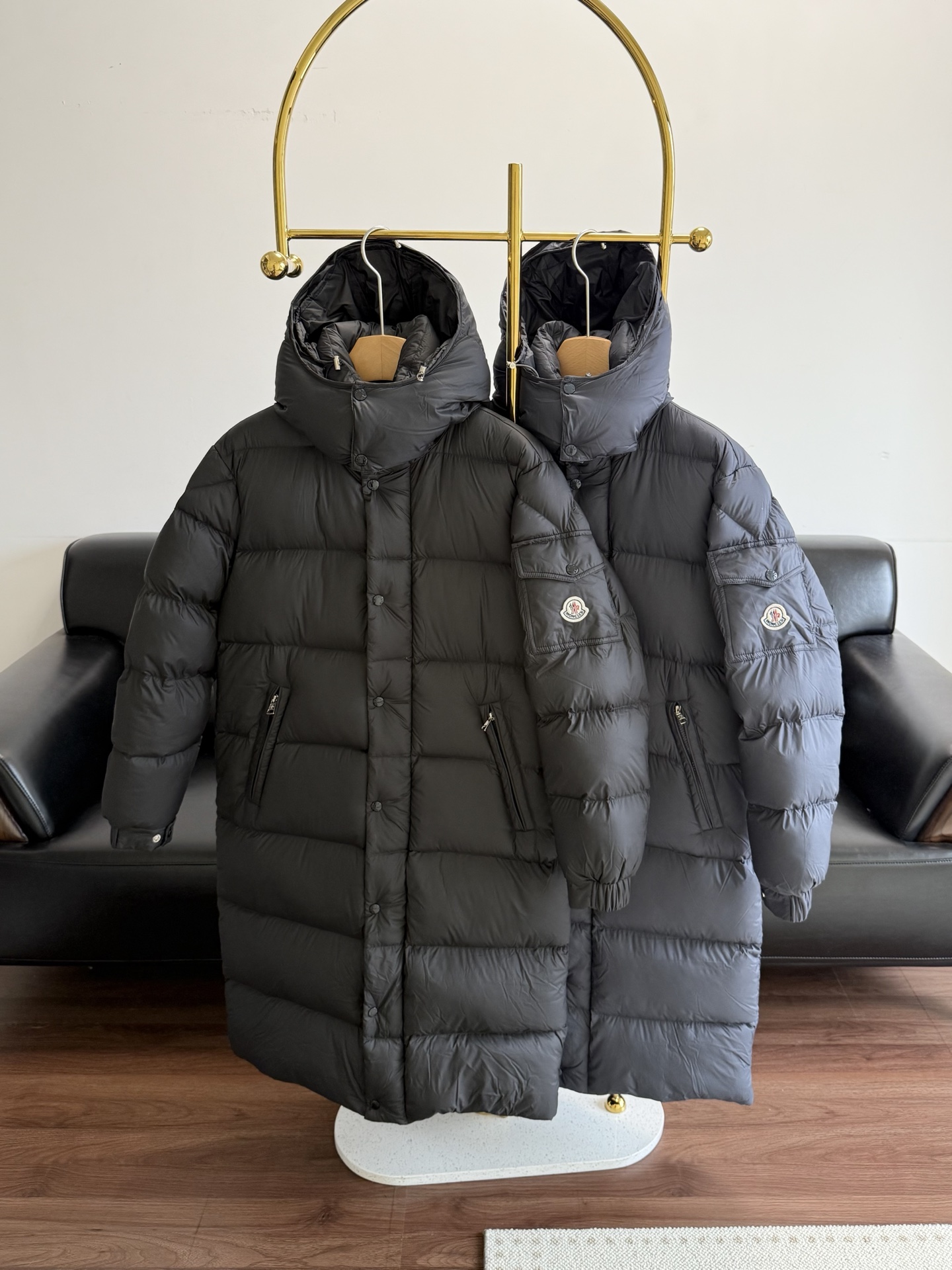 NO:578222,Comes with dust bag - Hanoverian long down jacket with a mouth. For those who don't like super heavy down, it is simply too fragrant!  The material and workmanship of the pattern are also impeccable, and the temperament of the upper body is also stable. It can be said that it is quite good, and it can be worn by anyone. It is a gift for husband, boyfriend, and family members. The effect is very good, and every part is just right. The upper body is elegant and capable, and it is practical for commuting, business, and leisure. This design is very good!  !  90% duck down filling!  !  Size 1 2 3 4 5 blue black,Moncler,down jacket,alexander wang19860909配防尘袋——蒙口Hanoverian 长款羽绒服 对于不喜欢超重量羽绒来说,简直太香了！ 版型用料做工也是无可挑次的,上身的气质也是拿捏的稳稳 可以说是相当棒,任何人都可以驾驭的款,送老公 送男朋友 送家里人 ,效果相当棒,各部位恰到好处. 上身大气干练,通勤商务休闲都实用. 这个设计出彩的很不错！！90鸭绒填充！！ 码数1 2 3 4 5 蓝色 黑色,,Moncler,down jacket,alexander wang,Women's clothing