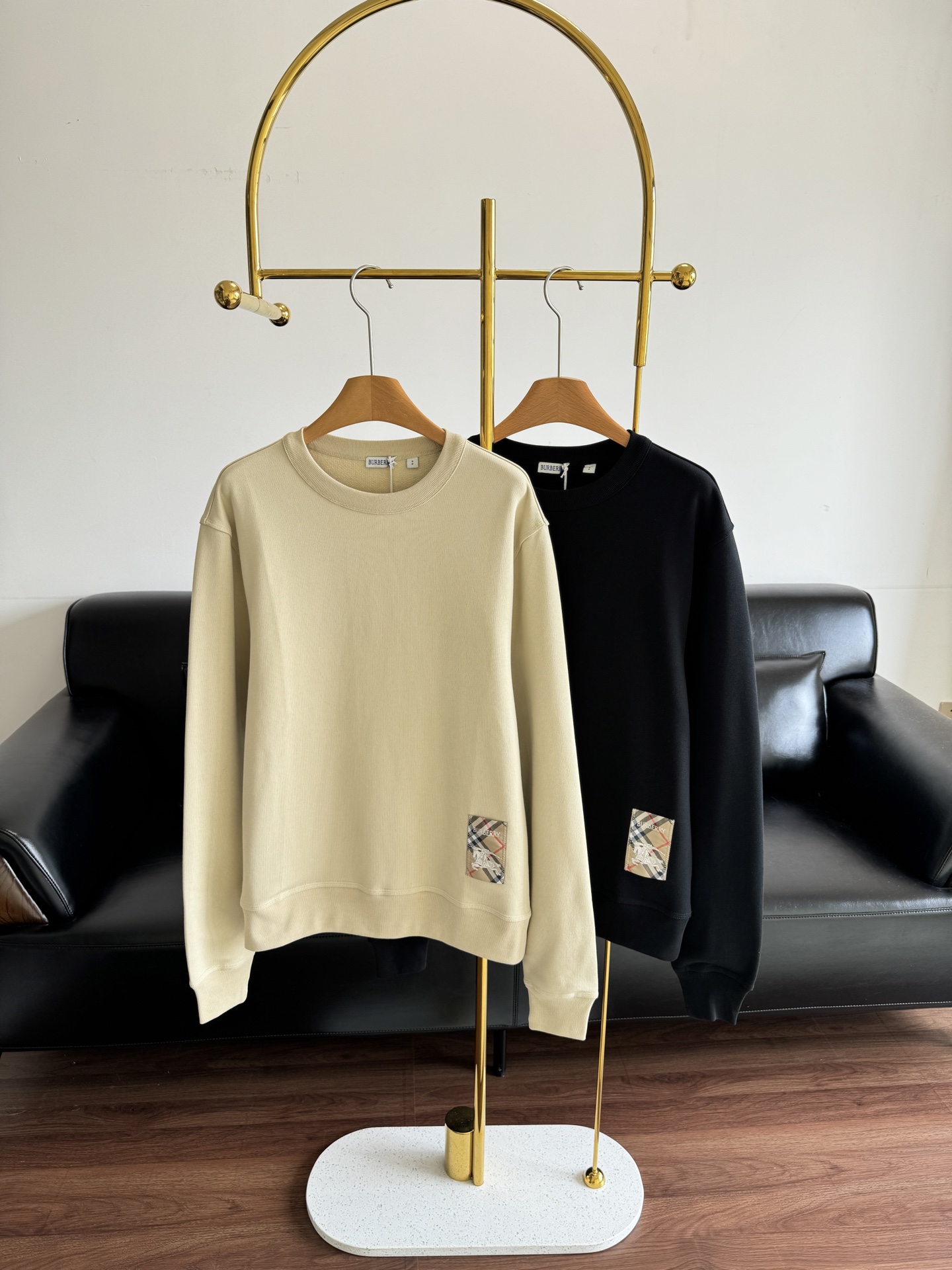 NO:578432,——BURBERRY round-neck sweatshirt. The shape is amazing! It has a very upright feeling and the upper body is also very cool~ Made of pure cotton!  It's high-density and delicate, with unrivaled texture and exquisite workmanship. You can't find any faults even if you zoom in!  !  !  Loose and casual micro silhouette! It feels like it’s a bit off the shoulders!  The upper body is more flattering~ Size s-xl khaki black 2 colors, burberry, hoodie, sweatshirts, alexander wang19860909——BURBERRY 圆领卫衣 版型好到爆!很有立挺感上身也非常绝～纯棉面料！高密细腻,质感无敌,工艺很精湛,随便放大看也挑不出毛病来！！！宽松休闲的微廓形!有点落肩的感觉！上身更修饰身材～ 码数s-xl 卡其 黑色2个色,,burberry,hoodie,sweatshirts,alexander wang,Women's clothing