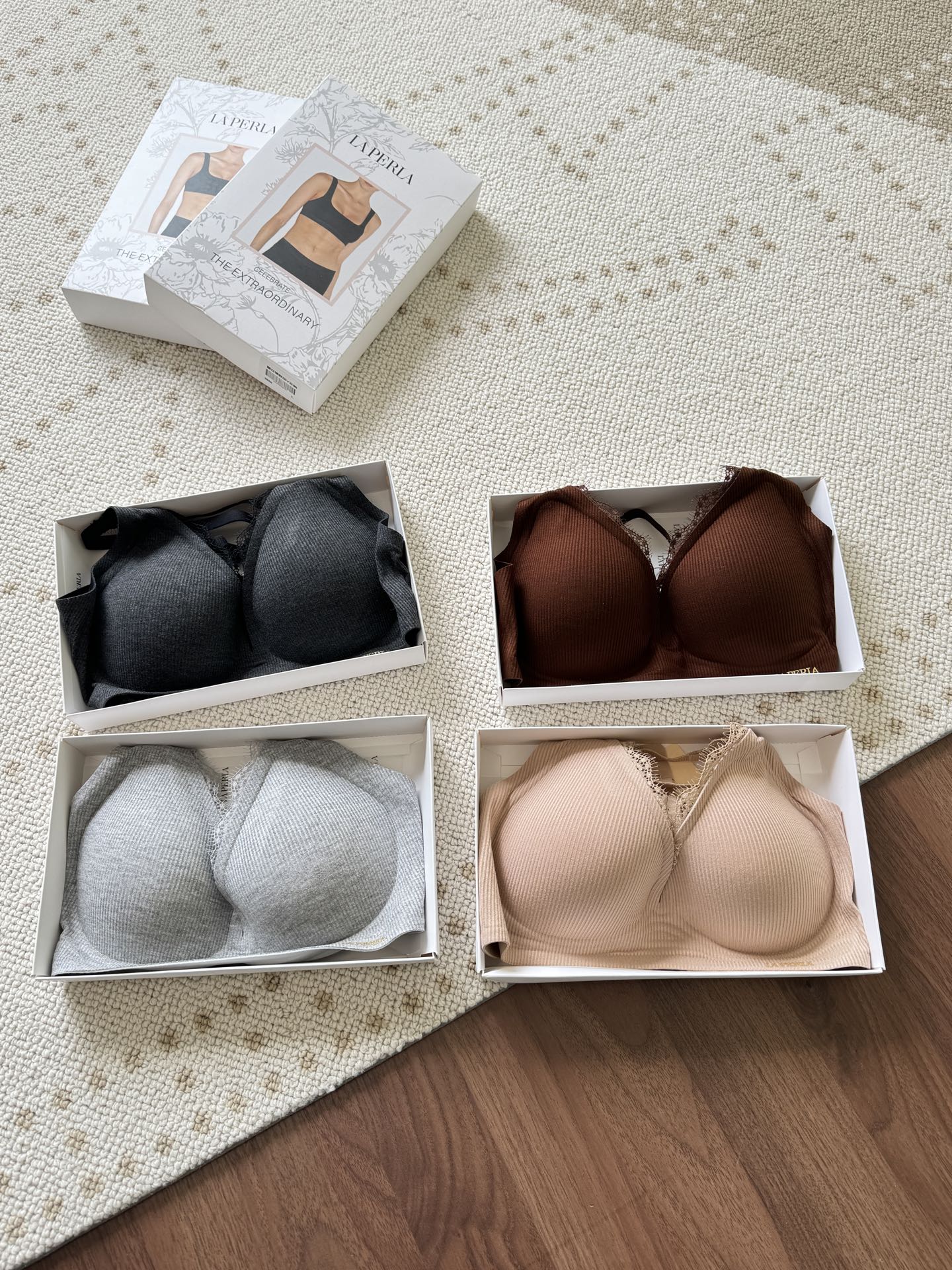 NO:578427,——LP Seamless lace inlaid threaded deep V bra French romantic triangle cup, deep V neckline showing open-air gooseneck Textured fabric adds unique points, simple but not simple I really love it, high-quality vertical texture cup · Sexy eyelash lace, the cup is not empty and makes you look slimmer! No steel rims for comfortable support and lifting, refusing to move the cup up, and wrapping it steadily! Full of French elegance, heart-shaped lace design, unique and sexy, full of pure desire  'Jelly strip' soft support, non-feeling push-up, no wires design, free and unrestricted, high-precision four-sided stretchable fabric, high breathability and water absorption performance. 0.3CM fixed triangular cup, with built-in curvature package to fit the no-wire design, the upper body really has zero pressure~ Color: black gray, light gray, chestnut brown, skin color: M size is suitable for 75ABC (80 to 100 pounds) L size is suitable for 80ABC (100 to 115 pounds)  XL size is suitable for 85ABC (115 to 130 pounds), three sizes.,,loro piana,alexander wang19860909——LP无痕蕾丝镶嵌螺纹深V文胸 法式浪漫三角杯,深V领口显露天鹅颈 肌理面料增添独特点,简约而不简单 真的好爱,高质感竖纹理杯 · 性感睫毛蕾丝,不空杯又显瘦! 无钢圈舒适承托提拉,拒绝跑杯上移,稳稳的包裹住! 尽显法式优雅风情鸡心位蕾丝设计,独特性感有型,纯欲感爆棚 果冻条”软支撑,无感上托,无钢圈设计自由无束缚高精细四面弹随型裁面料,高透气性和吸水性能 0.3CM固定三角杯,自带弧度包裹贴合无钢圈设计,上身真的就是真正零压力~ 颜色黑灰,浅灰,栗棕,肤色 M码合适75ABC（80到100斤） L码合适80ABC（100到115斤） XL码合适85ABC（115到130斤） 三个码数.,,loro piana,alexander wang,Women's clothing