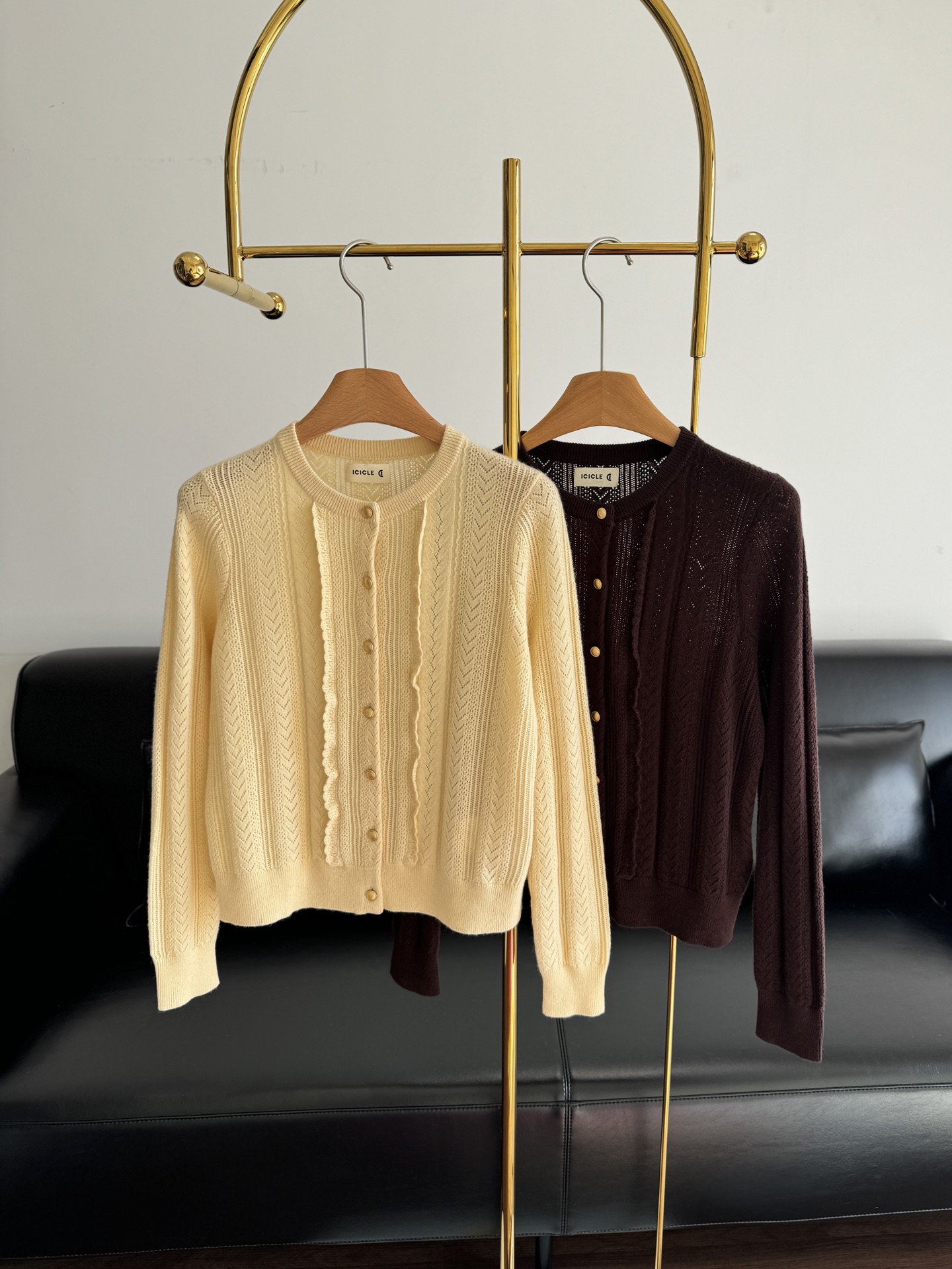 NO:578632,——ICICLE Women’s 2025 Autumn Wool Knitted Cardigan Sheep Wool!  The round neck is tailored to fit the neck line, and the hollow texture pattern with gold buttons extends from the chest to the body. It not only enriches the visual layer, but also reveals the shimmer of the skin when walking, making the simple cardigan instantly become the focus of attention; the short version quietly raises the waistline!  Code number sml yellow brown, alexander wang19860909——ICICLE之禾女装2025秋季羊毛针织开衫 绵羊毛！圆领剪裁贴合颈部线条,搭配金色纽扣镂空肌理花型从胸前向衣身延伸,既丰富视觉层次,又在走动间透现肌肤微光,让简约开衫秒变吸睛焦点；短款版型悄悄抬高腰线！ 码数sml 黄色 咖色,,alexander wang,Women's clothing