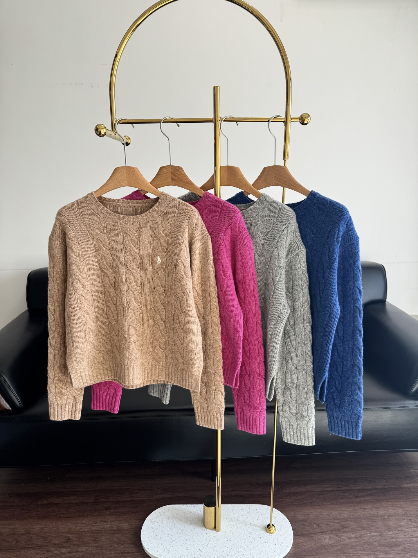 NO:659023,——Ralph Lauren logo embroidered twist knitted sweater is made of 90% wool cashmere. When worn, it feels relaxed and looks good!  Such a simple and practical sweater, of course I have to recommend it with both hands!  !  It’s great for everyday casual wear/commuting and work wear!  It has a retro feel and the size is sml khaki blue gray pink, loro piana,  19860909——Ralph Lauren拉夫劳伦 logo刺绣麻花针织衫 采用90羊毛羊绒的材质, 穿上身就是一整个松弛感拿捏好看！这么简约又实穿的针织衫 当然要举双手来推荐啦！！ 日常休闲/通勤上班随意搭都非常不错！又很有复古气息 码数sml 卡其 蓝色 灰色 粉色,,loro piana, ,Women's clothing