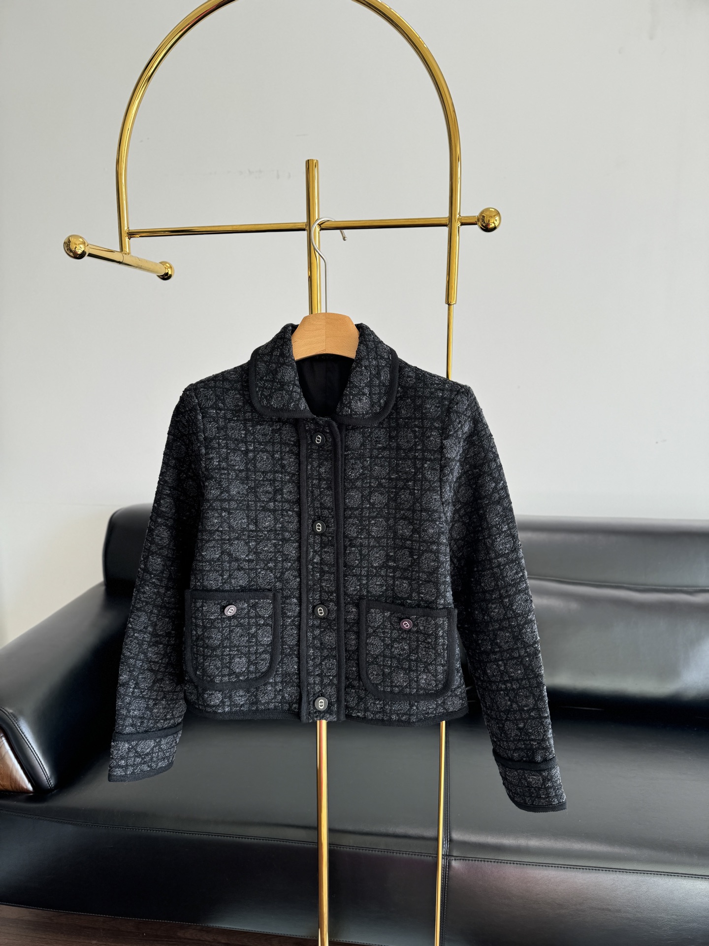 NO:578626,——Dior cannage pattern tweed jacket, classic small fragrance design, charcoal gray tone + cannage pattern jacquard, made of cotton fabric!  Elegant and high-end. Short cut + lapel + metal buttons, perfect details, super elegant for autumn and winter. The fabric is warm and comfortable, suitable for commuting or light work. Pair it with a denim skirt or high-waisted pants, you can easily get a celebrity style or a casual style, fashionable and practical!  Size sml,,dior,skirts,jackets & coats,alexander wang19860909——Dior藤格纹粗花呢外套 经典小香风设计,碳灰色调+藤格纹提花,采用棉面料！优雅又高级.短款剪裁+翻领+金属纽扣,细节满分,秋冬穿超有气质.面料保暖舒适,通勤或轻职场都很适合.搭配牛仔半裙或高腰裤,轻松get名媛风or轻熟风,时髦又实用！ 码数sml,,dior,skirts,jackets & coats,alexander wang,Women's clothing