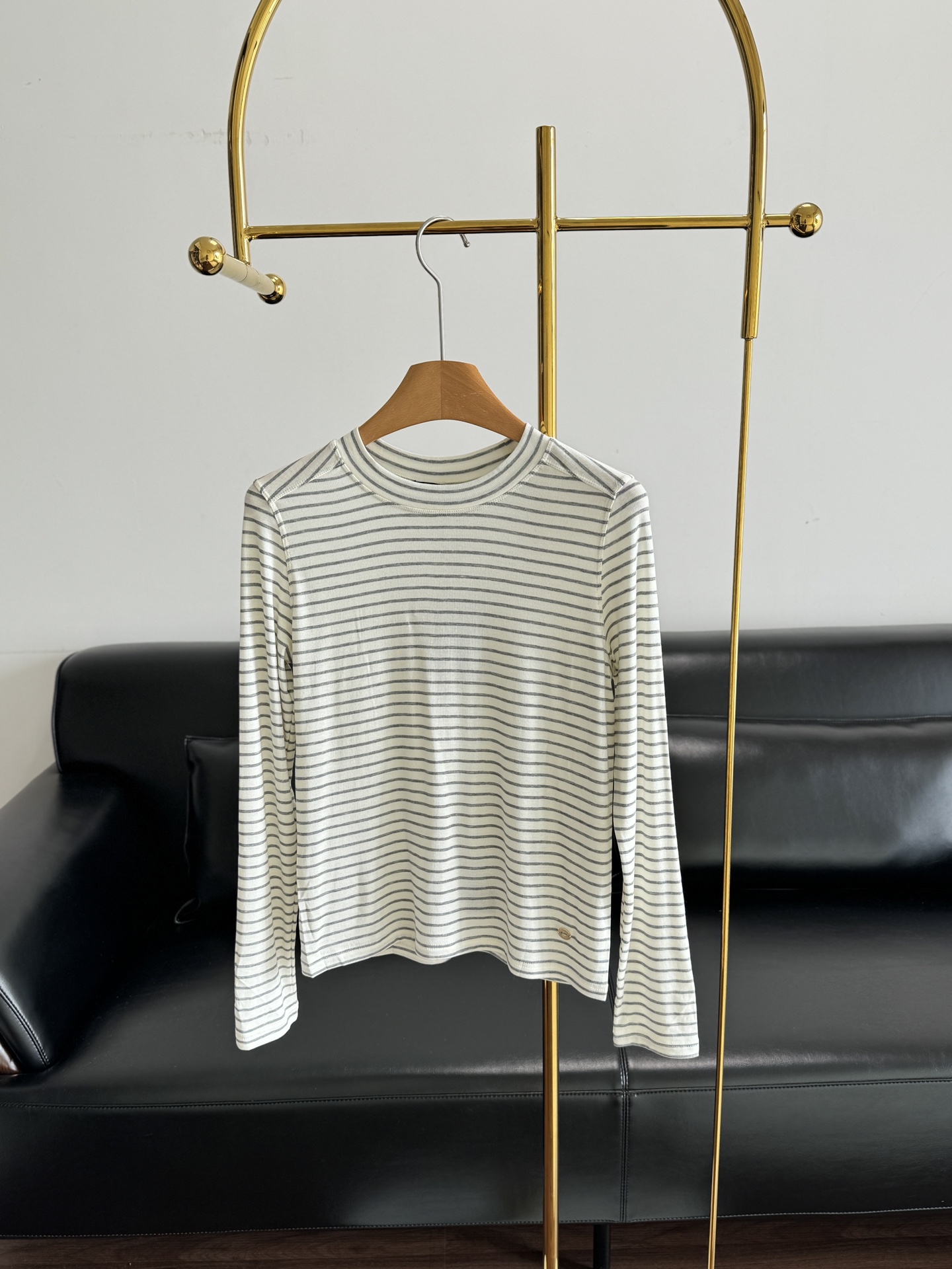 NO:578619,——LP Striped Long Sleeve I like this simple yet fashionable item, cashmere fabric!  It has a casual and lazy atmosphere. It is an everyday basic model that is easy to wear when commuting and going out. It covers the flesh and makes you look slimmer. It is comfortable and free without any sense of restraint. It can be worn alone or as an inner layer for daily wear. The more you wear, the more you like the stripes that you will not get tired of. Come and get the size ML, loro piana, alexander wang19860909——LP 条纹长袖 喜欢这种简简单单就可以时髦的单品,羊绒面料！自带随性慵懒氛围感日常基础款不费力通勤出街穿搭 遮肉显瘦舒服自在无束缚感 日常搭配单穿或者作为内搭都不在话下 越穿越喜欢也不会腻的条纹快来get 码数ML,,loro piana,alexander wang,Women's clothing