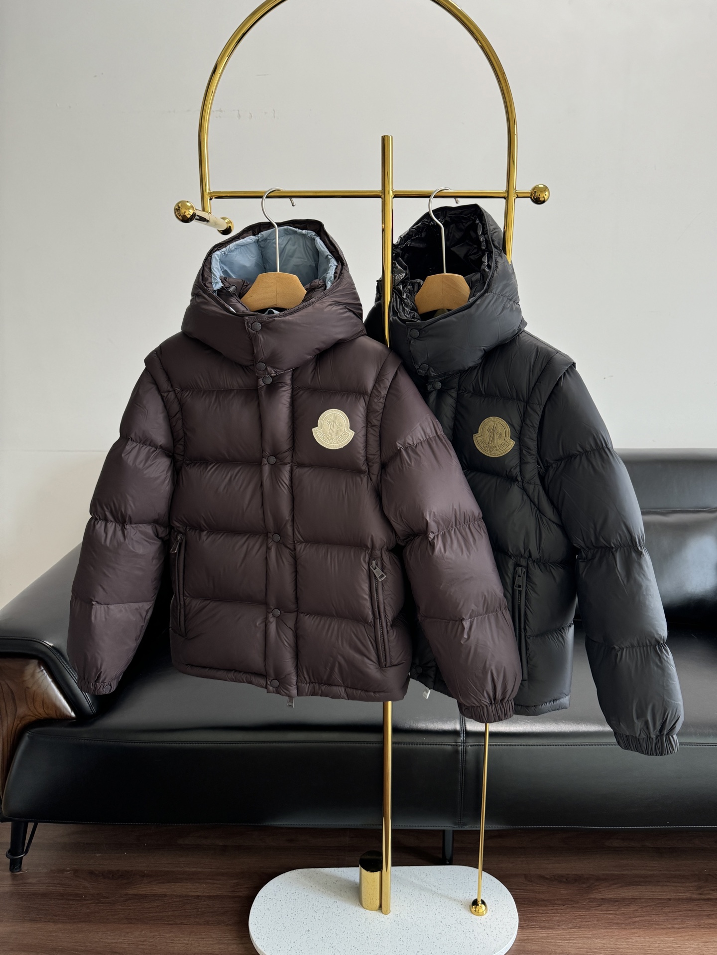 NO:578629,Comes with dust bag - masked Cyclone 2-in-1 vest down jacket with detachable sleeves, 4 looks in one piece of clothing 1 hooded down jacket 2 stand-up collar down jacket 3 hooded vest 4 stand-up collar vest Uniform style for men and women 2-in-1 down vest down jacket with detachable sleeves!  Filled with 90 duck down!  The warm and comfortable performance, as well as the fashionable appearance design, have become an indispensable jacket in winter!  Size 1 2 3 4 5 coffee black,,Moncler,jackets & coats,down jacket,hats,alexander wang19860909配防尘袋——蒙口 Cyclone二合一 马甲羽绒服 袖子拆卸 一件衣服4种Look 1连帽羽绒服2立领羽绒服3连帽马甲4立领马甲 男女同款可拆卸衣袖二合一羽绒马甲羽绒服外套！ 内充90鸭绒！保暖和舒适的性能,以及时尚的外观设计,成为了冬季不可或缺的一款外套！ 码数1 2 3 4 5 咖色 黑色,,Moncler,jackets & coats,down jacket,hats,alexander wang,Women's clothing